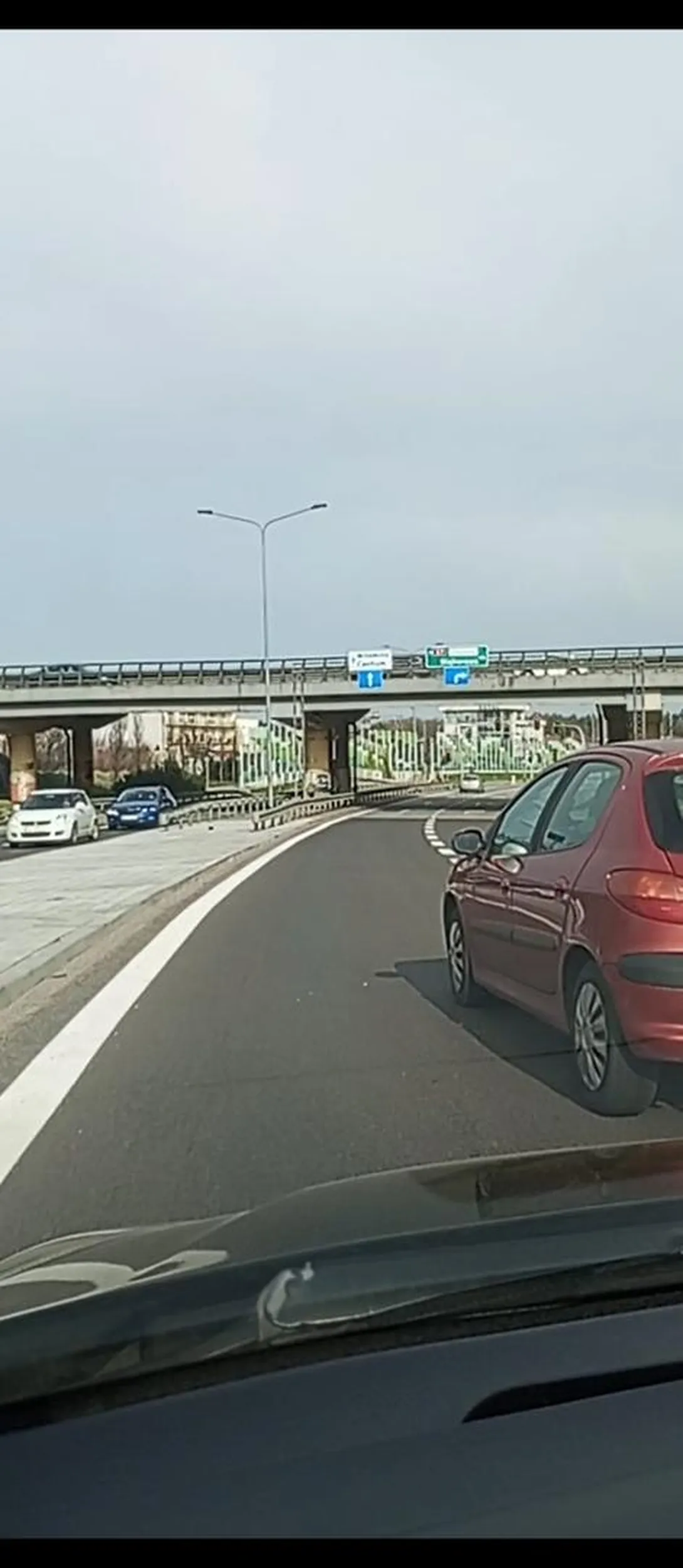 Pusta blondi naucz się jeździć i nie wymuszać a ten palec se wsadź w dupę