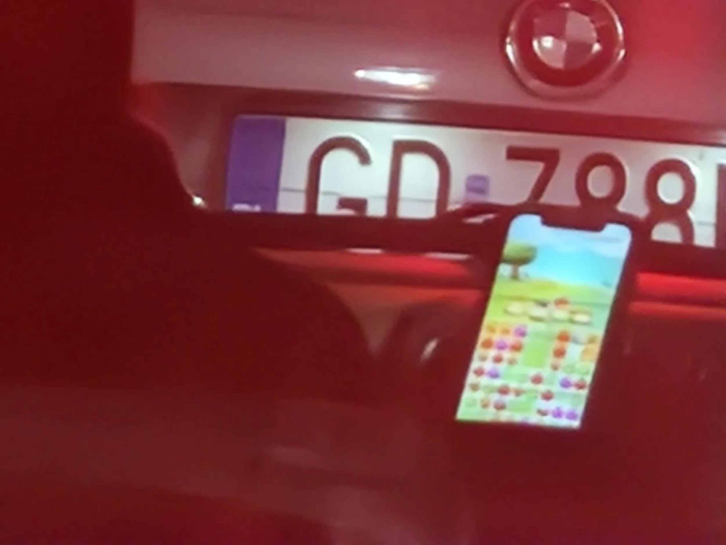 szczyt bezczelnosci - candy crush podczas jazdy w korku z naklejką "dziecko w aucie" (niewidoczne na zdjęciu)