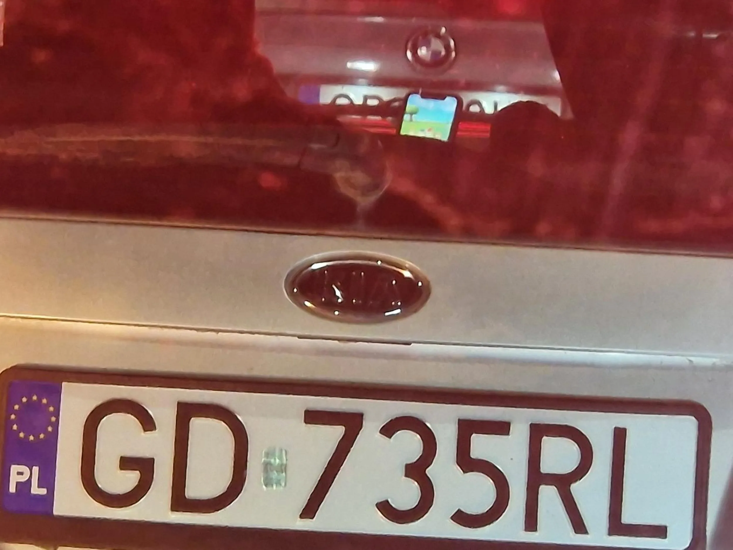 szczyt bezczelnosci - candy crush podczas jazdy w korku z naklejką "dziecko w aucie" (niewidoczne na zdjęciu)