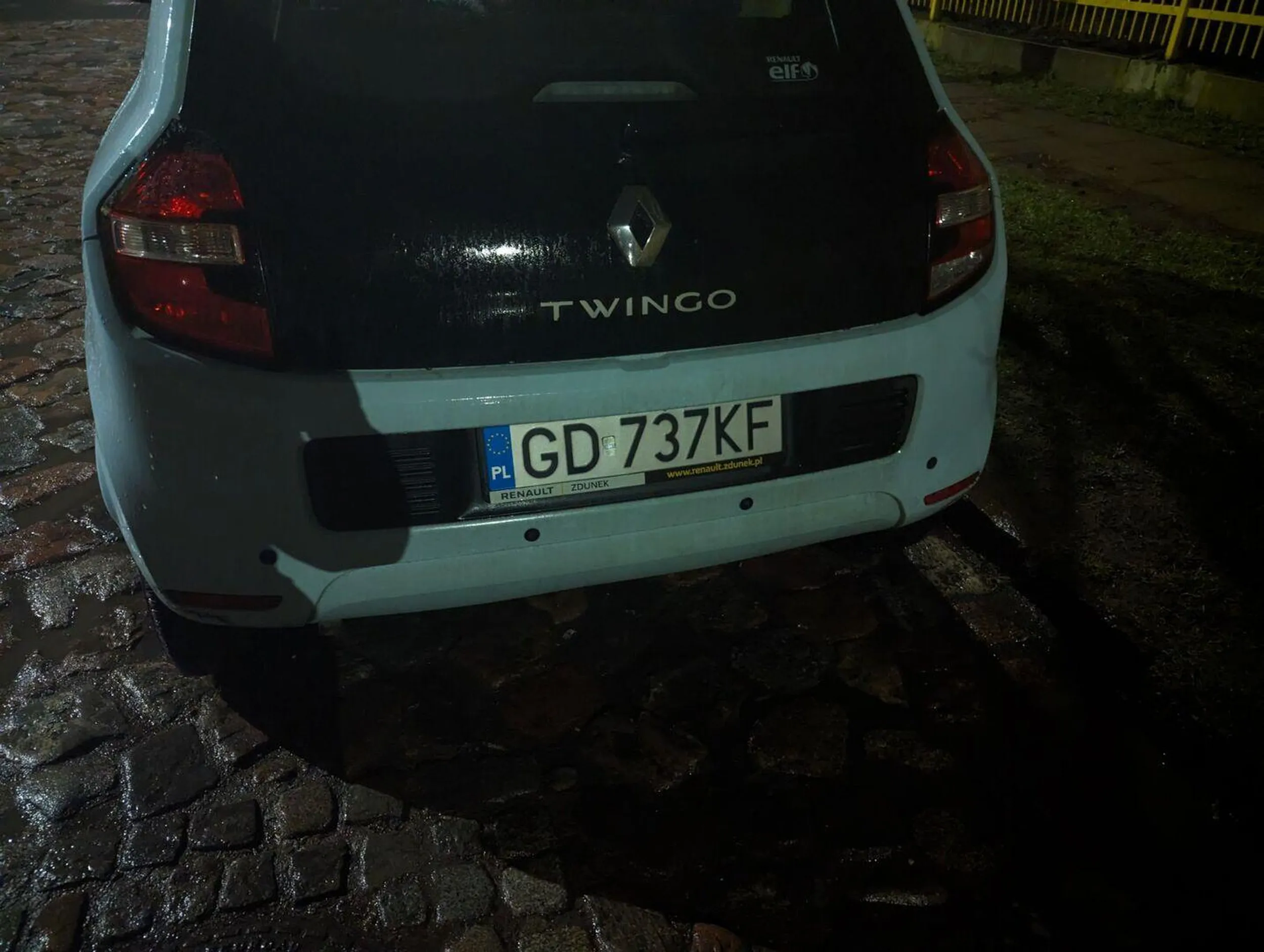 Cofając uderza w inny pojazd i ucieka