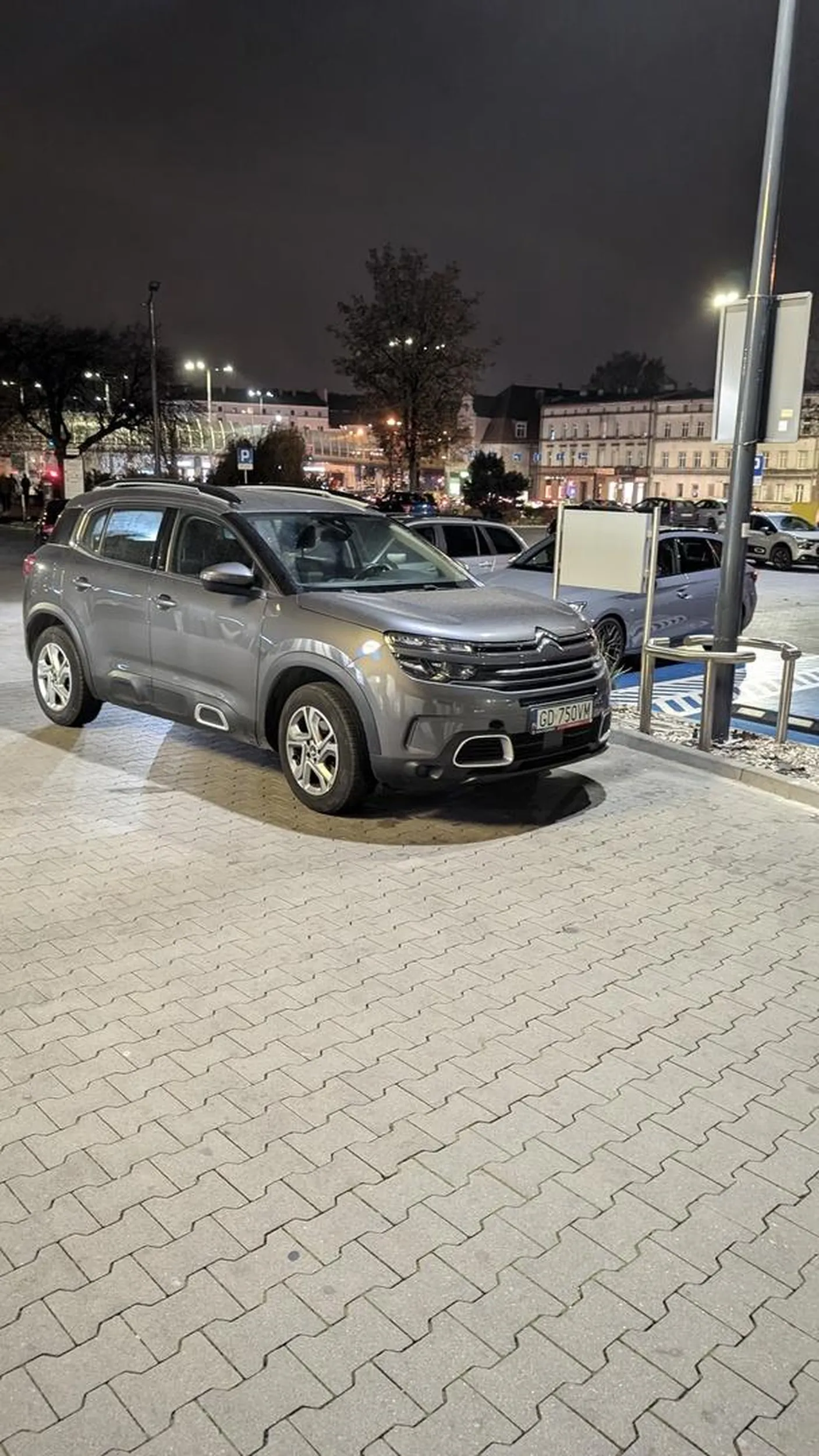 Moj "ulubiony" kierowca. Za kazdym razem staje pod samym wejsciem do Lidla, ograniczajac przejazd. Jest tysiac prawidlowych miejsc, a Pan zawsze 5 metrow od wejscia.