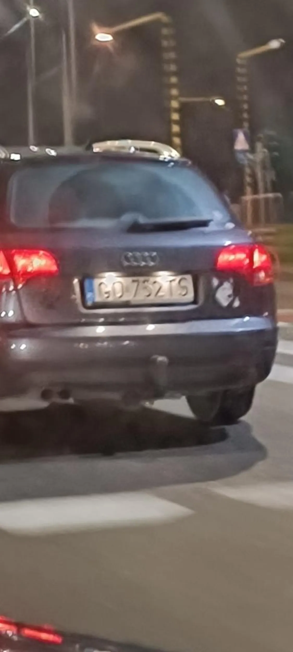 Przy manewrze wyprzedzania osoba ta jadaca przed nami widziała,że chcemy wykonywać manewr wyprzedzania wyjeżdżamy , a ta osoba nagle wyjeżdża nam przed maskę prawie powodując wypadek i uderzając w bok pojazdu. Jechaliśmy z dzieckiem. Była to dziewczyna w blond włosach paląca elektronicznego papierosa. Z psem husky na tylnych siedzeniach. Pokazała środkowy palec i się śmiała. Oby Ci ku**a tego palca uje**ło. Patrz w lusterka.