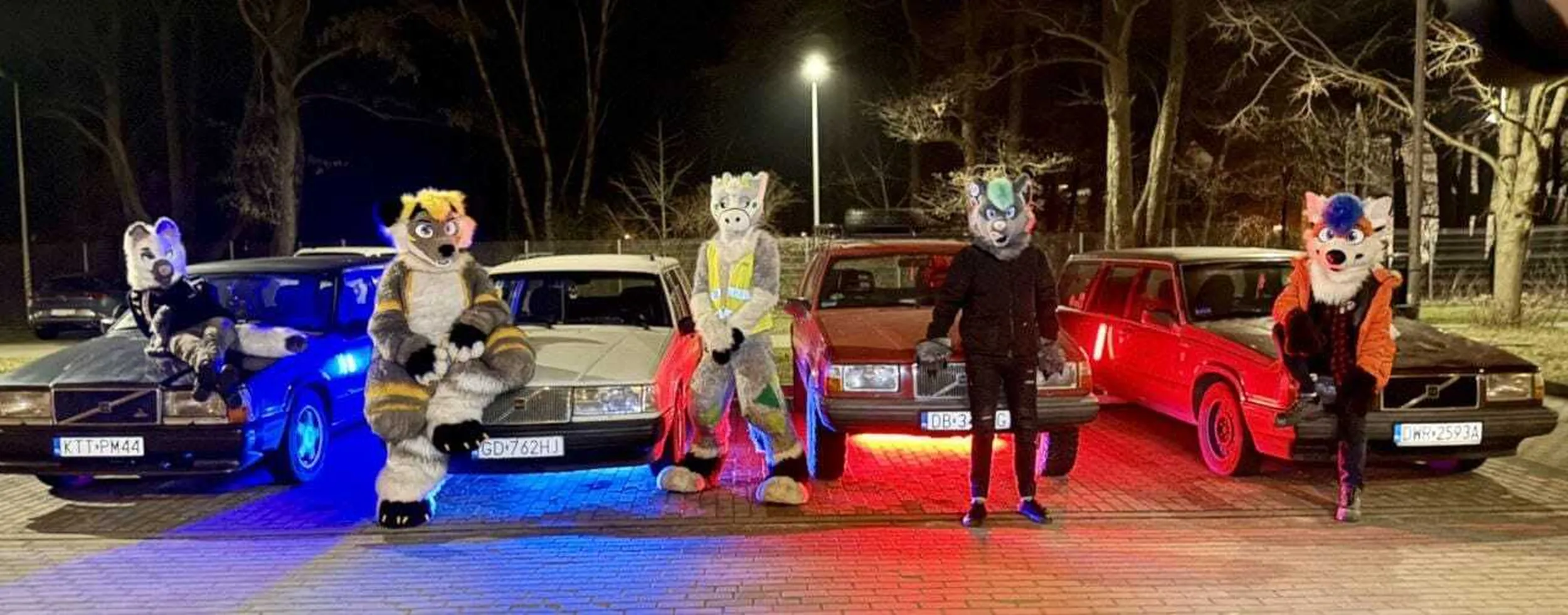 Kierowca zagraża niebezpieczeństwu, ponieważ jeździ w dziwnym stroju który ma ograniczone pole widzenia.