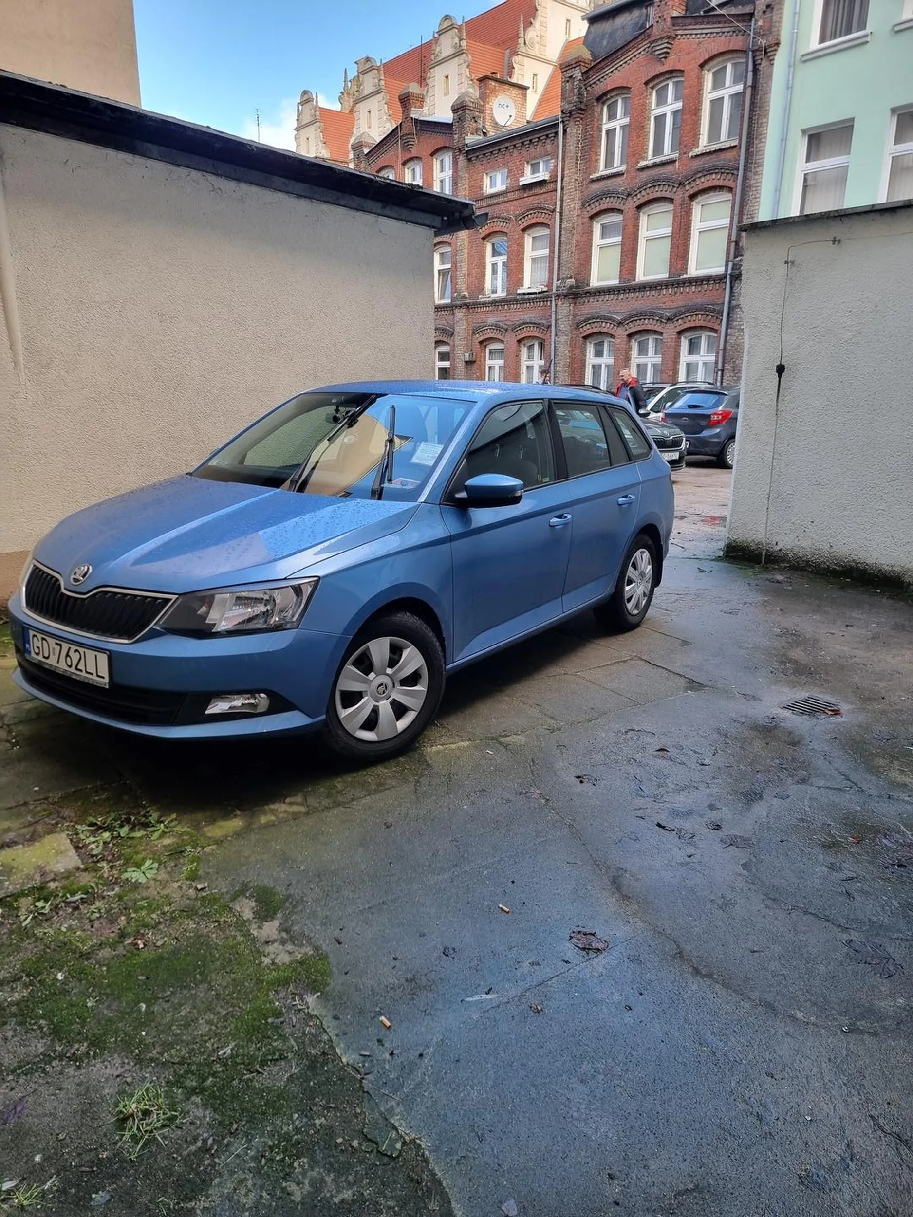 Pan zablokował wejście i wyjście z domu. Auto zostawił dosłownie pod samymi drzwimi, chyba mieszkańcy powinni podziękować że zaparkował tak że drzwi dało sie wgl otworzyć!