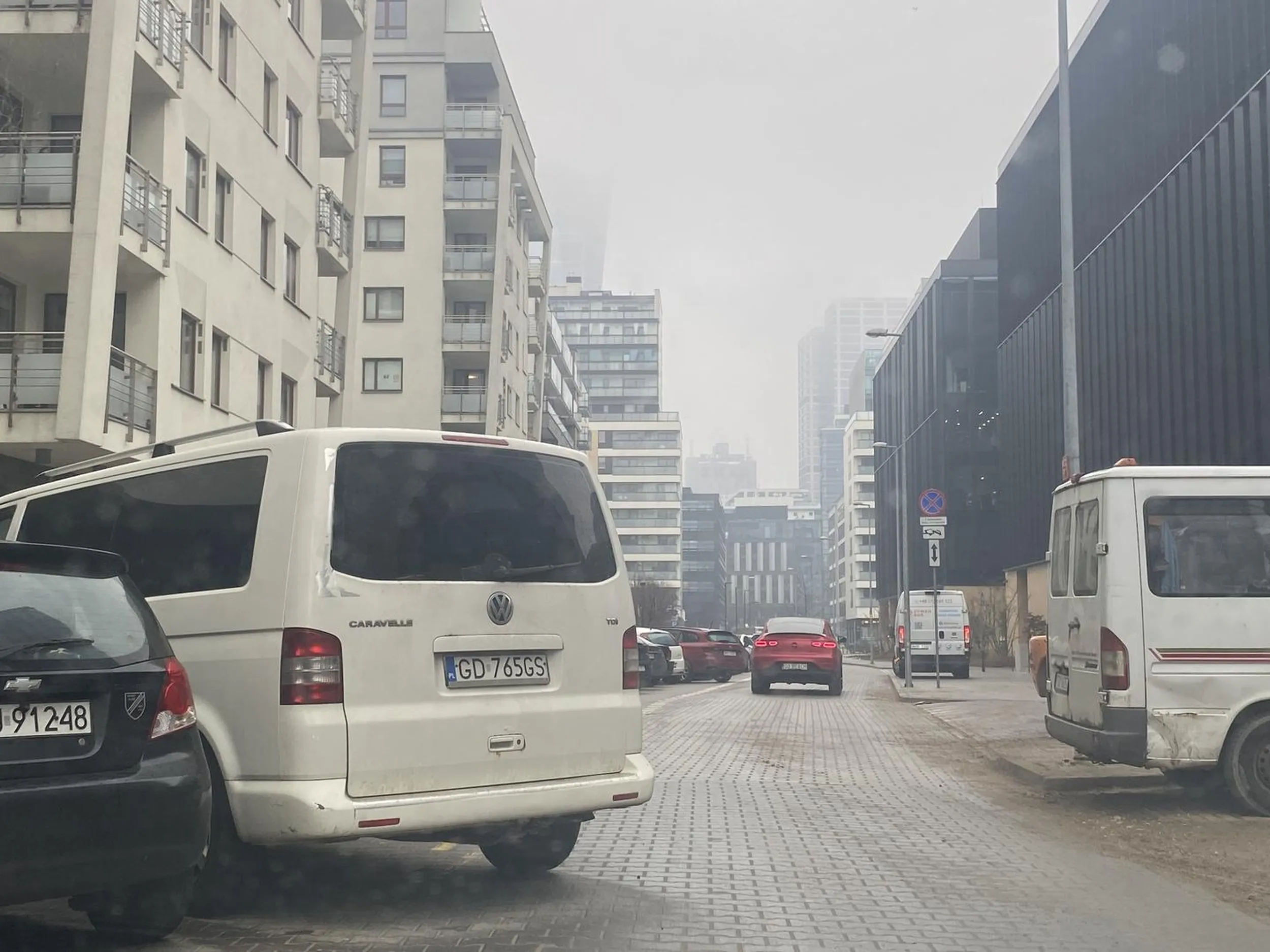 Przyjedzie taki jelop stanie na pol drogi i mysli ze jest dobry. Na holownik takiego buca nastepnym razem - bo ciezarowka za nim sie nie zmiesci a osobowka z trudem. Powinny spychacze jezdzic i gąsienicami zgniatac wszystko co wystaje za linie …