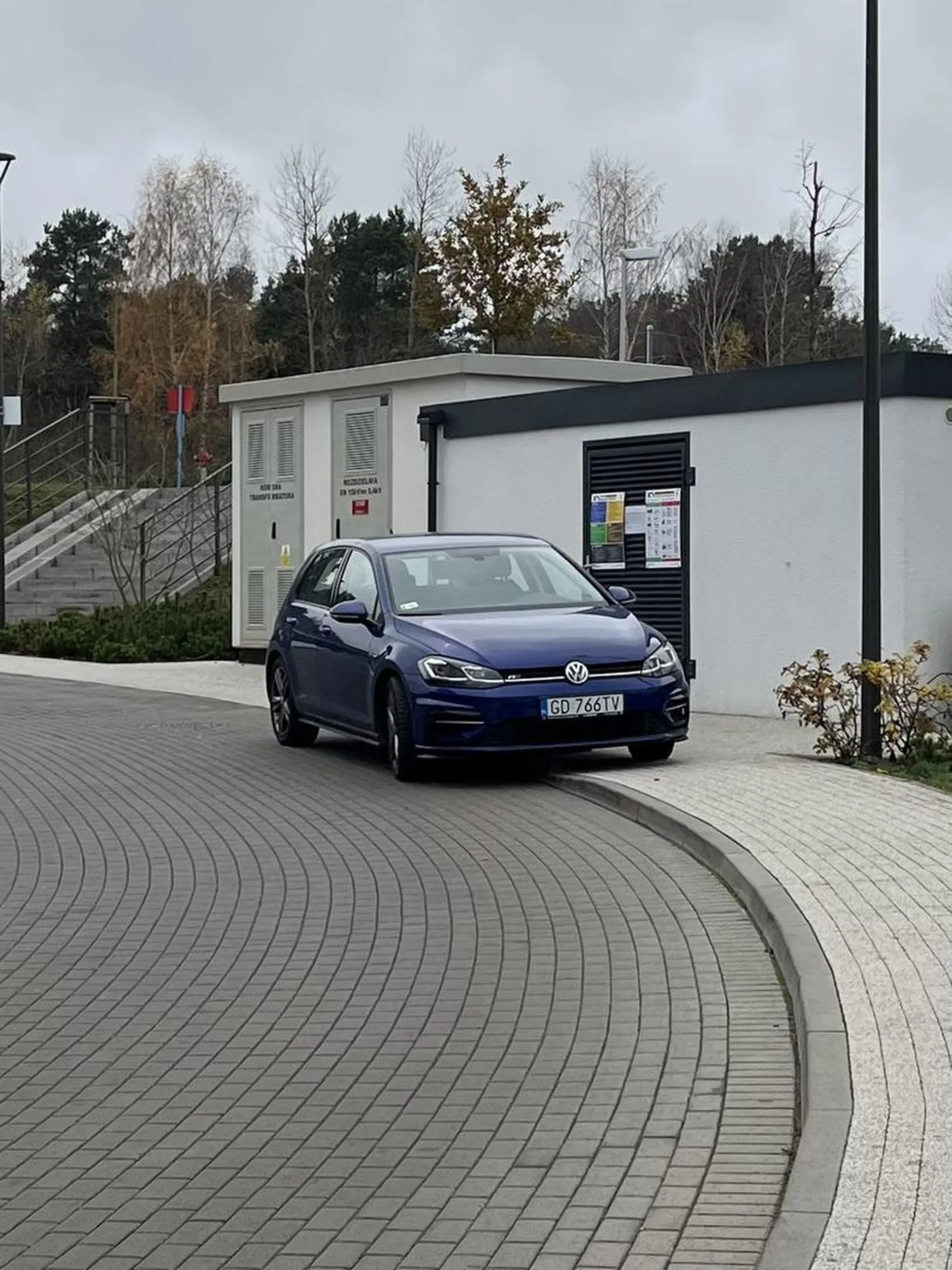 Naucz się co to jest strefa zamieszkania i gdzie się tam parkuje. Ciężko przejść parę kroków z dużego parkingu.