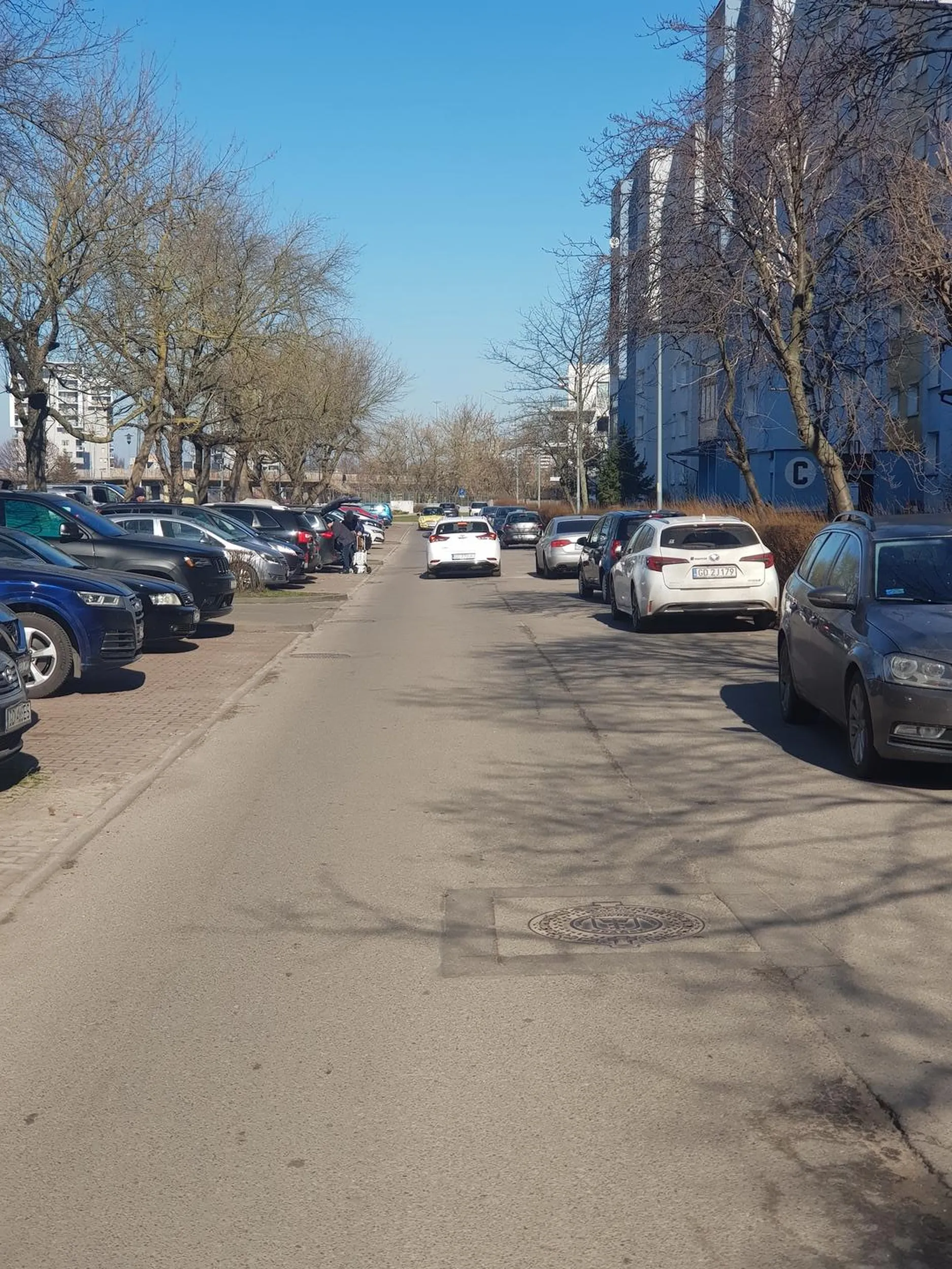 Dziadek trąbi na ludzi na terenie oznaczonym osiedle. Po próbie rozmowy z "kierowcą" ucieka przejeżdżając po stopach i ucieka. Osoba prawdopodobnie z autyzmem. Ostrzegam i polecam zbadać. Toyota a za kierownicą faktycznie ......