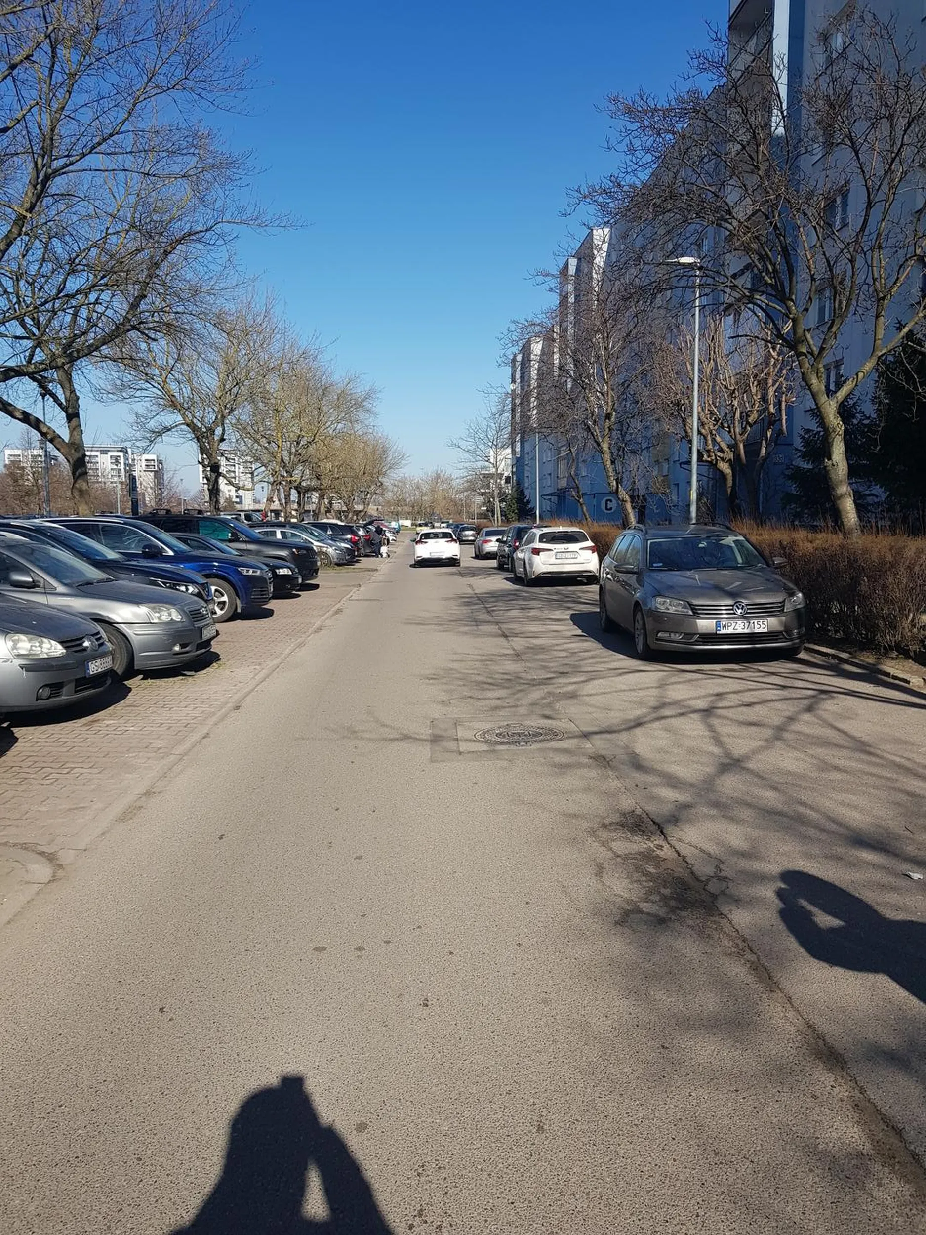 Dziadek trąbi na ludzi na terenie oznaczonym osiedle. Po próbie rozmowy z "kierowcą" ucieka przejeżdżając po stopach i ucieka. Osoba prawdopodobnie z autyzmem. Ostrzegam i polecam zbadać. Toyota a za kierownicą faktycznie ......