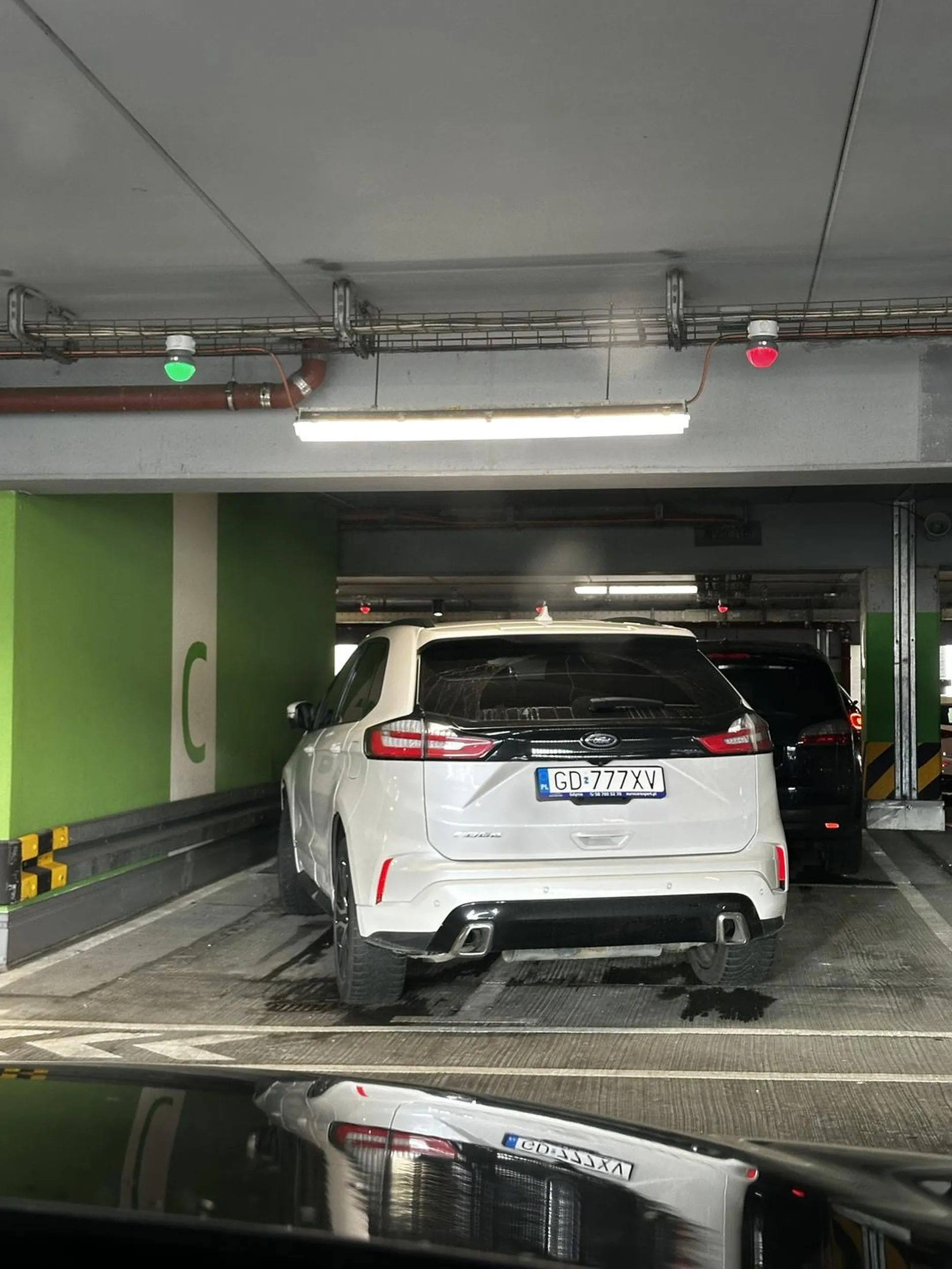 Średnio z miejscem parkingowym ale żeby utrudnić zajmijmy 2 :D