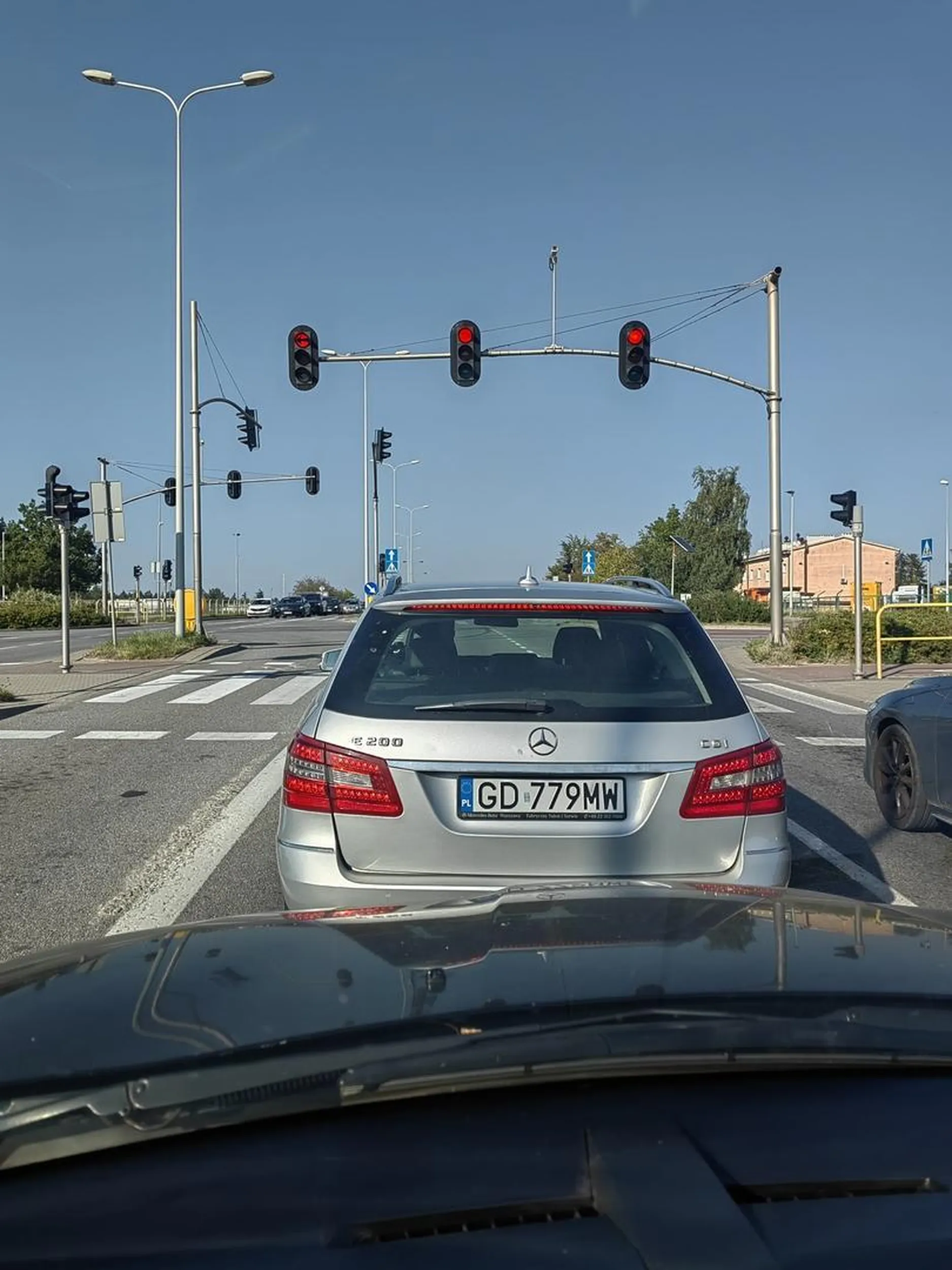 Burak jakich mało, zajeżdża drogę, nie używa kierunkowskazów, nie przeprosi, skacze z pasa na pas. Generalnie to tego chama trzeba wysłać na ponowny kurs którego prawdopodobnie by nie zaliczył....