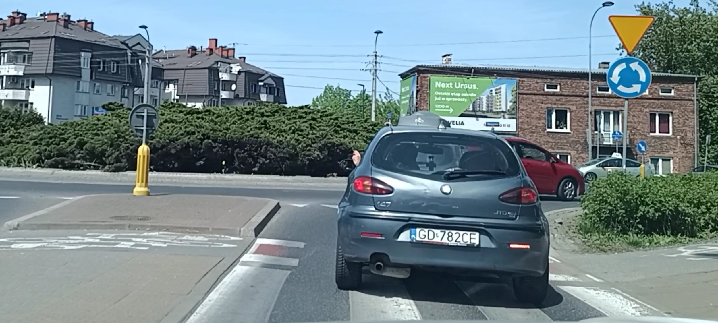 Stanął na przejściu dla pieszych i ścieżce rowerowej a tak stać nie wolno.  To jest ścieżka rowerowa dla dzieci jadących do szkoły. Kij co w oko.