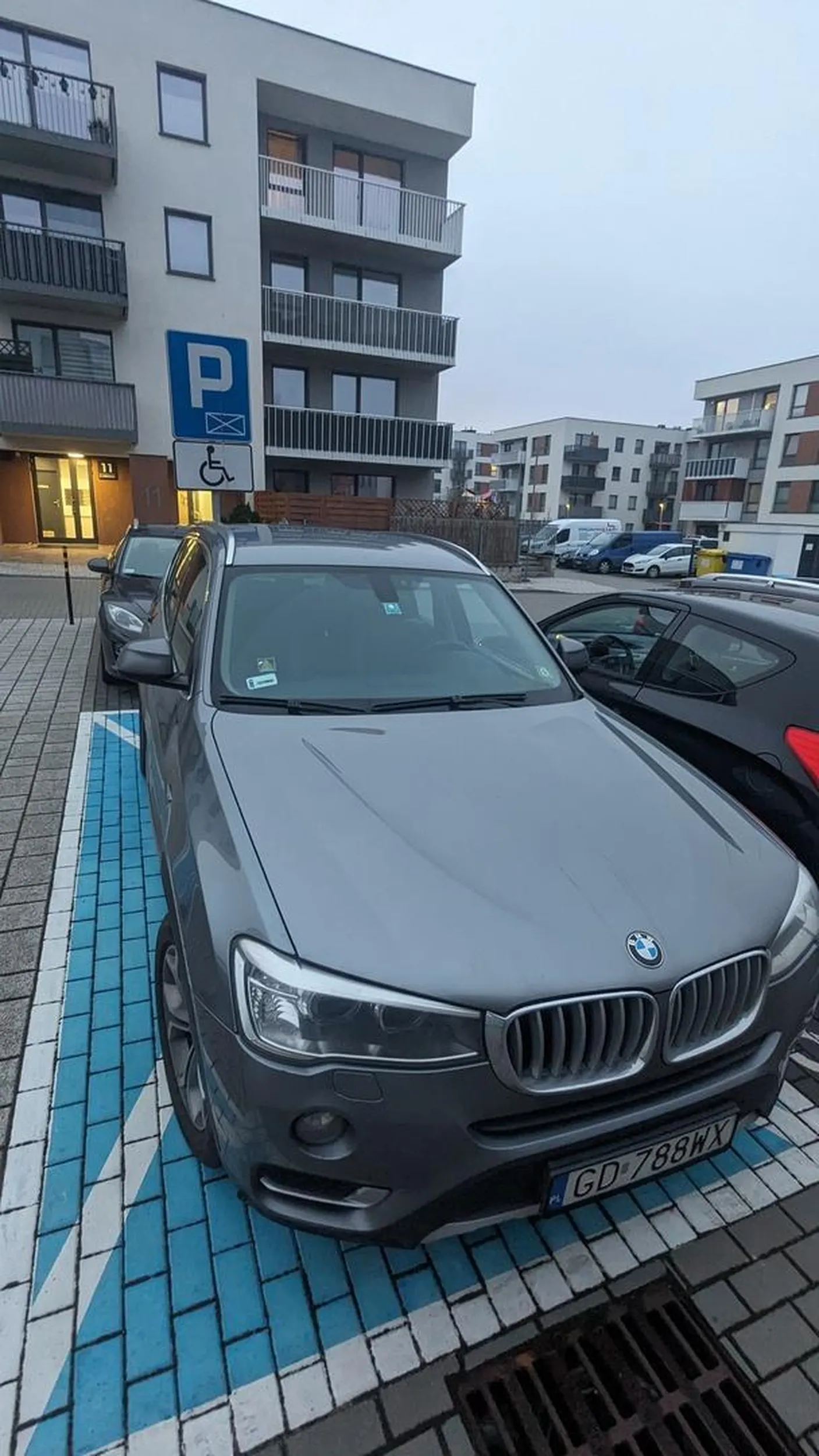 Inwalida umysłowy z BMW