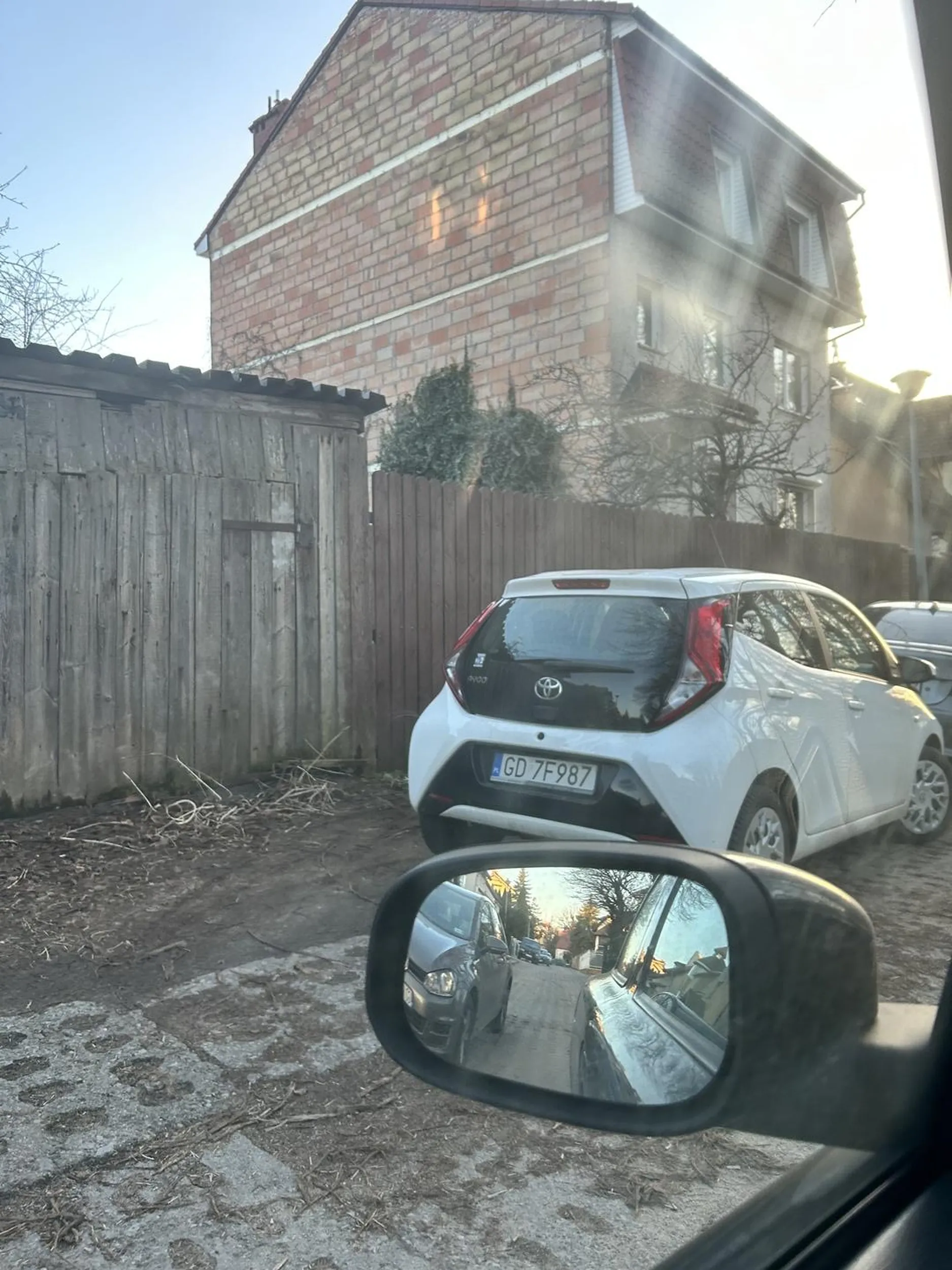 Zacznij stawać pod swoim domem a nie blokować mieszkańcom miejsca.