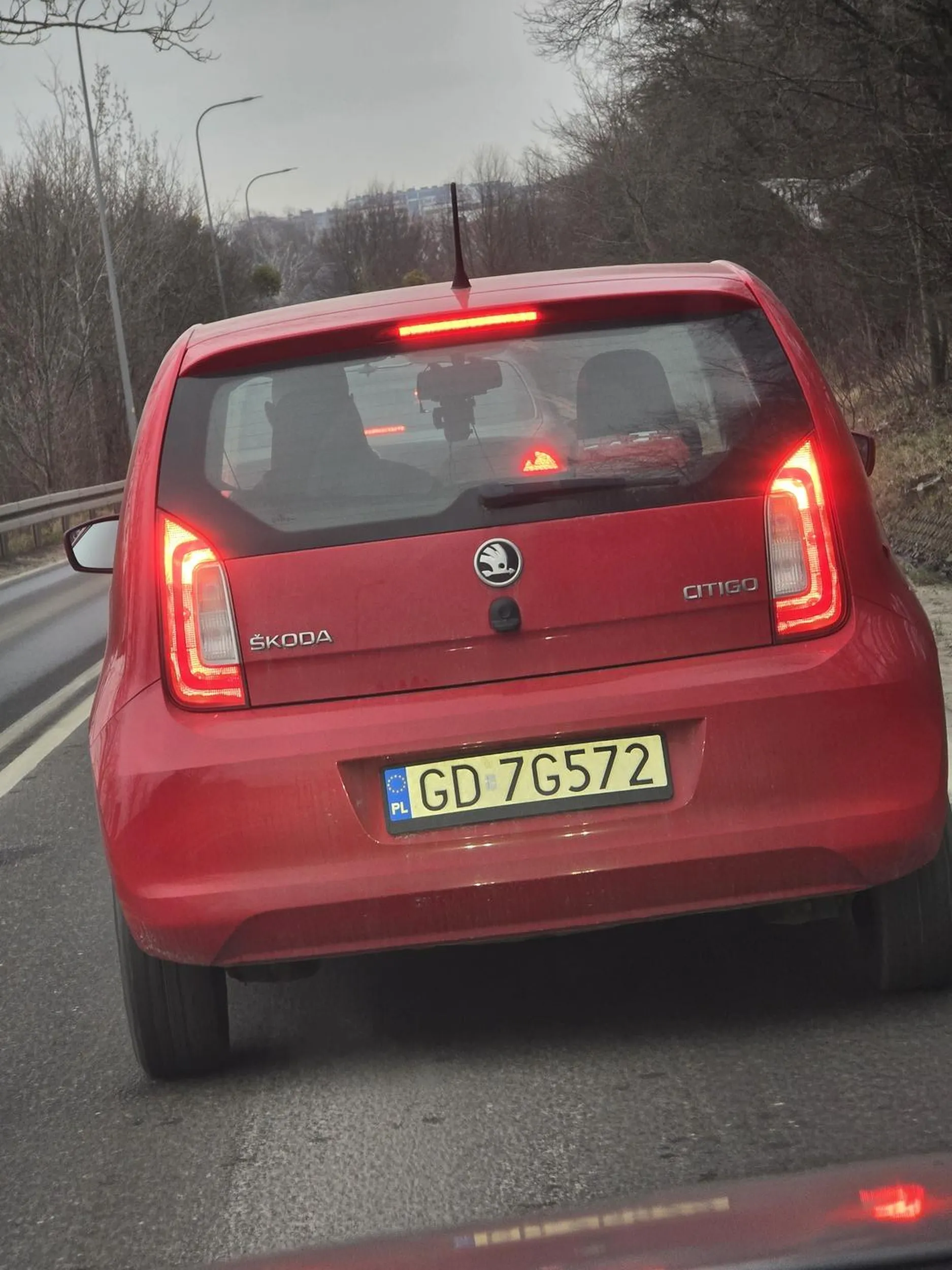 Dlaczego wyrzucasz kiepy na jezdnie śmieciarzu?