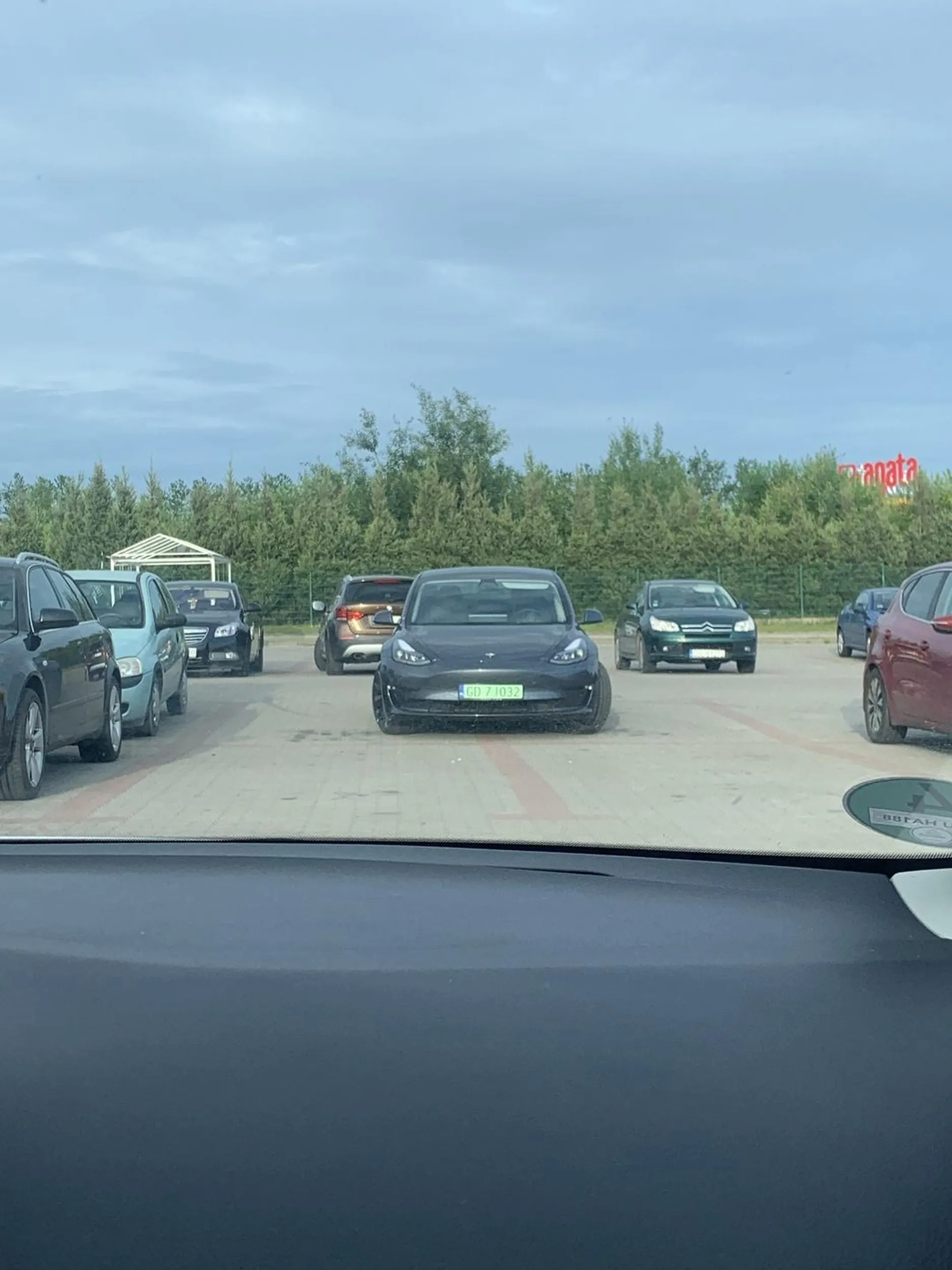 To jest to słynne automatyczne parkowanie w tesli?