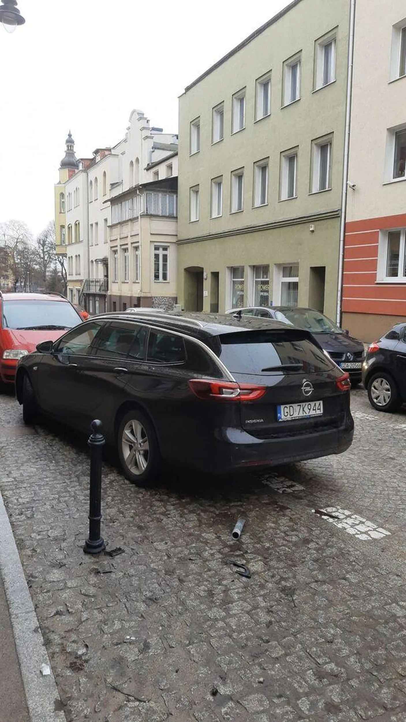 zwykły parch jadący z dużą prędkością pod prąd na jednokierunkowej we Wrzeszczu