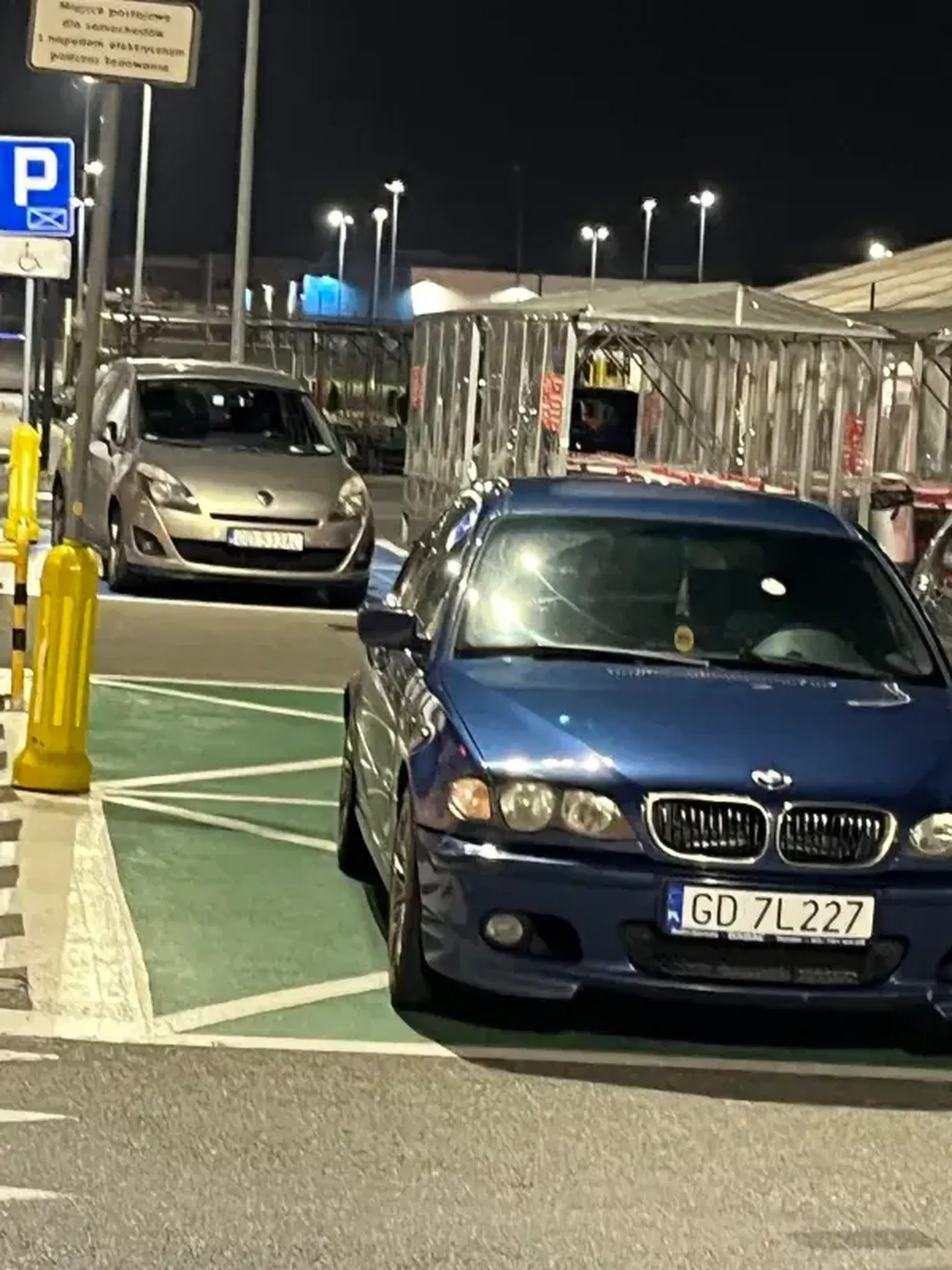 Pół parkingu wolnego, ale słoma w butach nie pozwala za długo iść więc trzeba zaparkować pod samym wejściem, na miejscu do ładowania elektryków. Brak słów