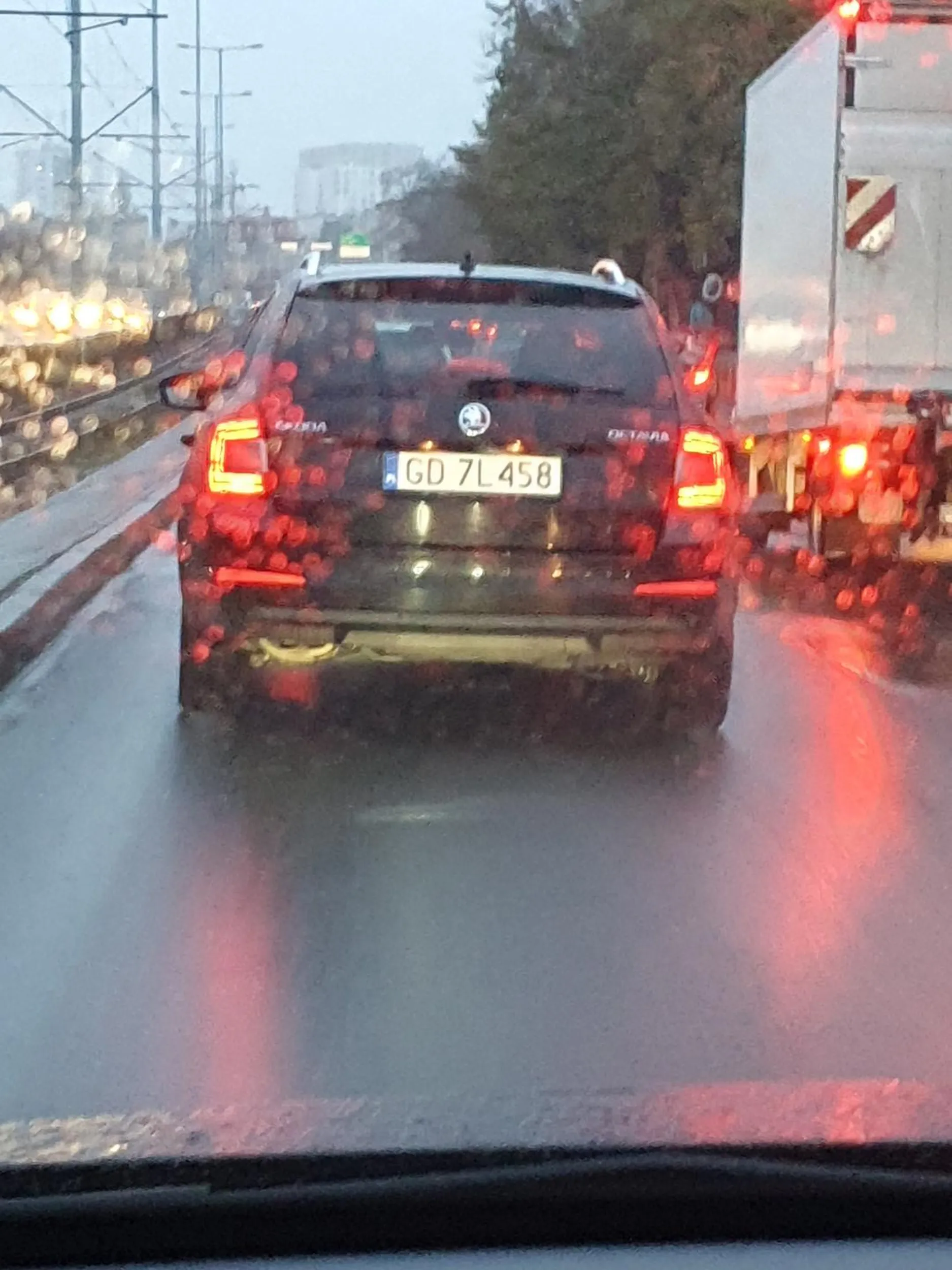 Brudas rzuca pety przez okno.