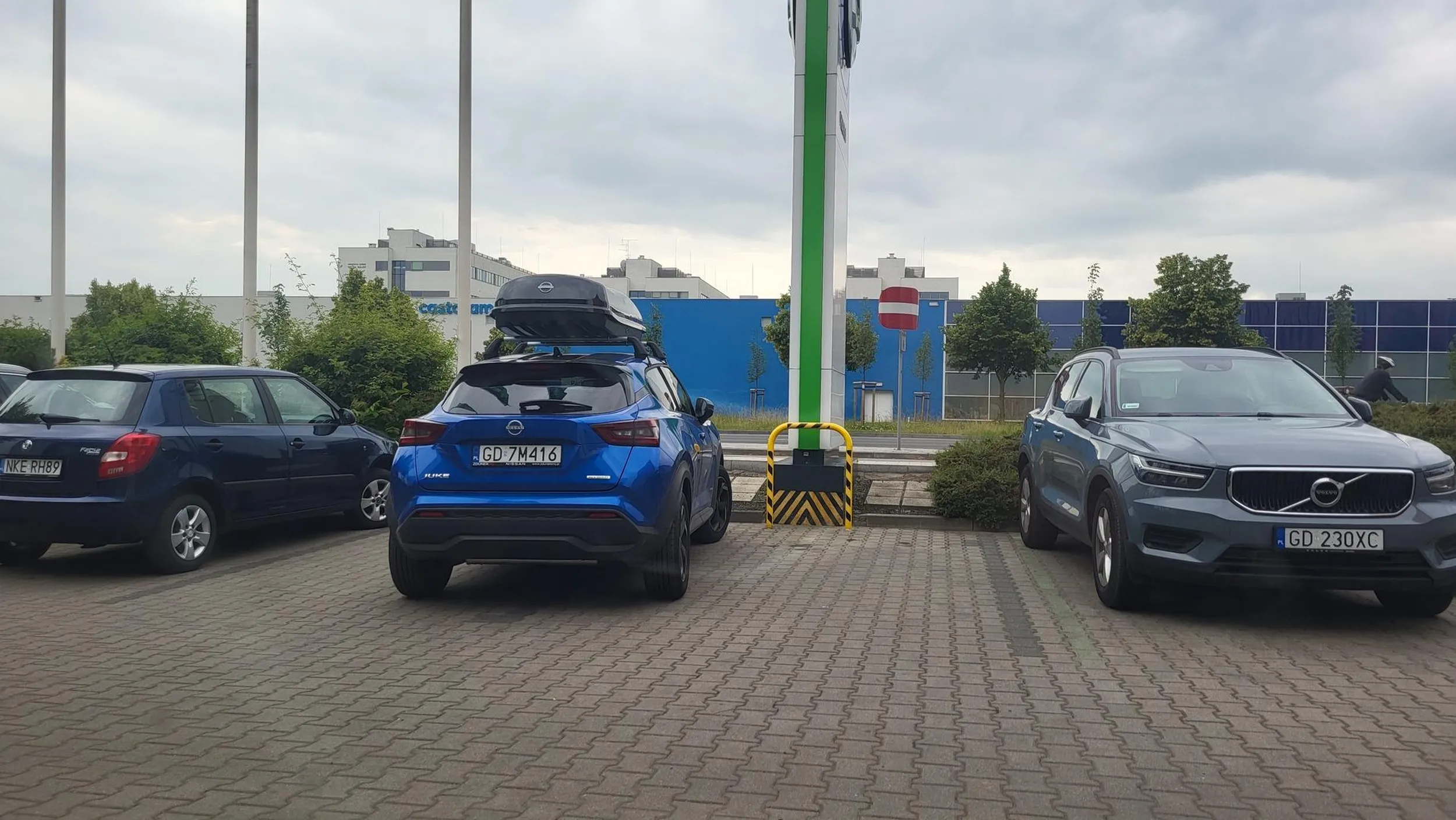 Oczy tego kierowcy nie wczytują wyznaczonych lini parkowania