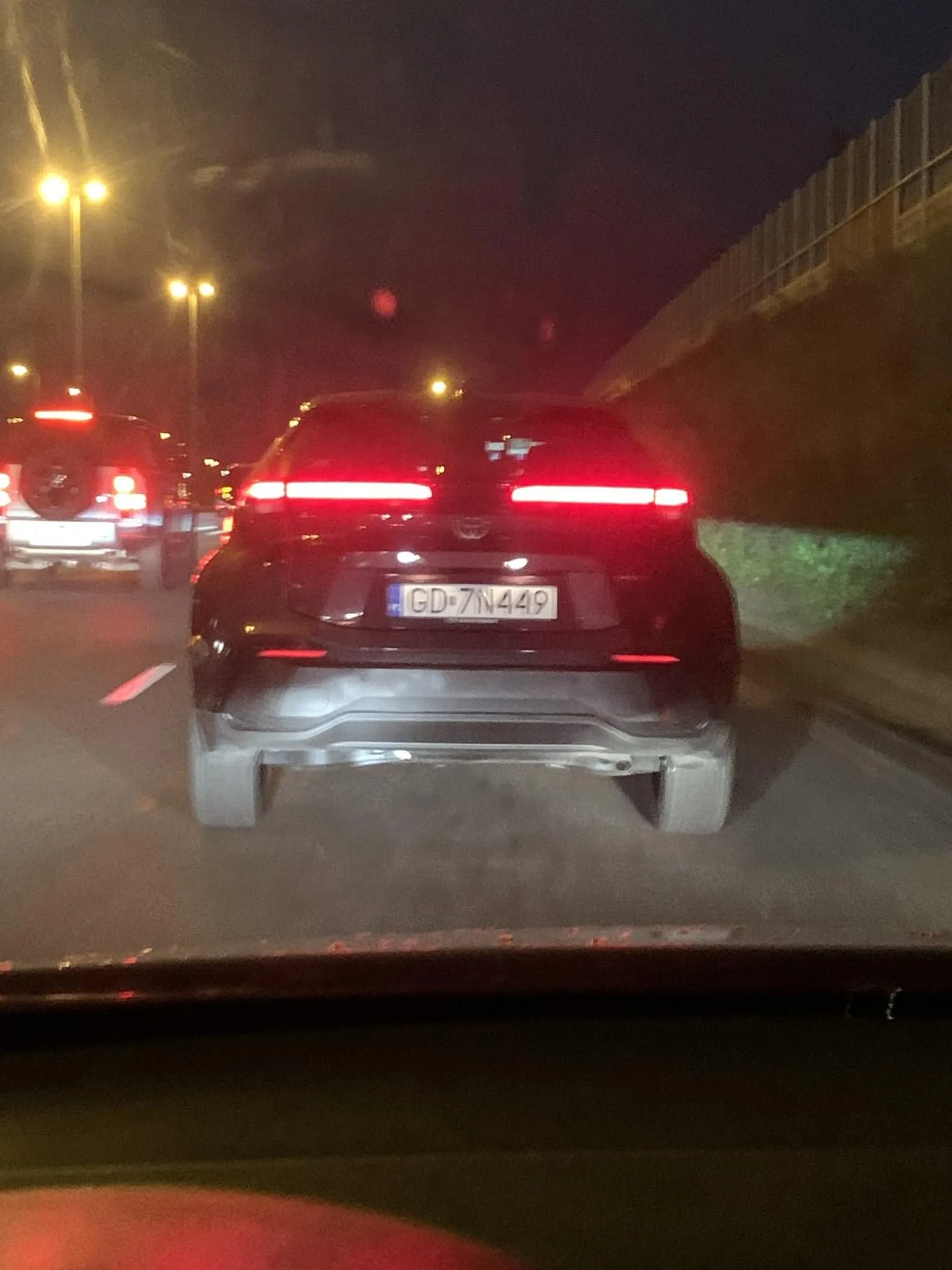 Babsko nie zna przepisów jazdy na suwak i gdy została strąbiona specjalnie zahamowała tak żeby wymusić odszkodowanie