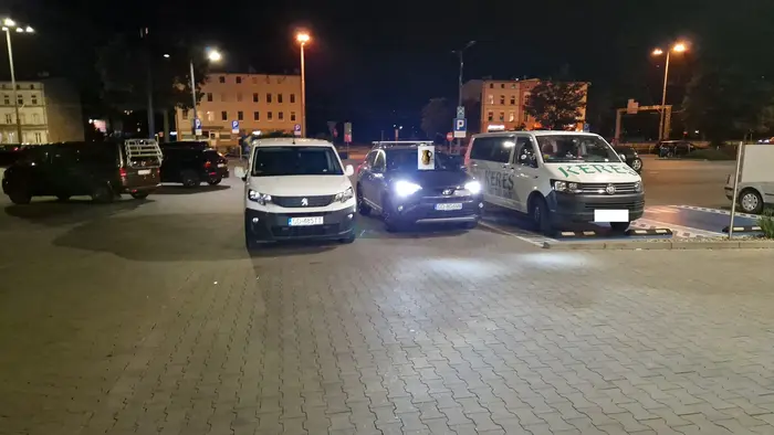 Niepełnosprawny starszy typ parkuje auto na środku drogi. Po wyłączeniu samochodu i wyjścia z niego mówi ze nie zakończył jeszcze manewru parkowania na środku drogi xD