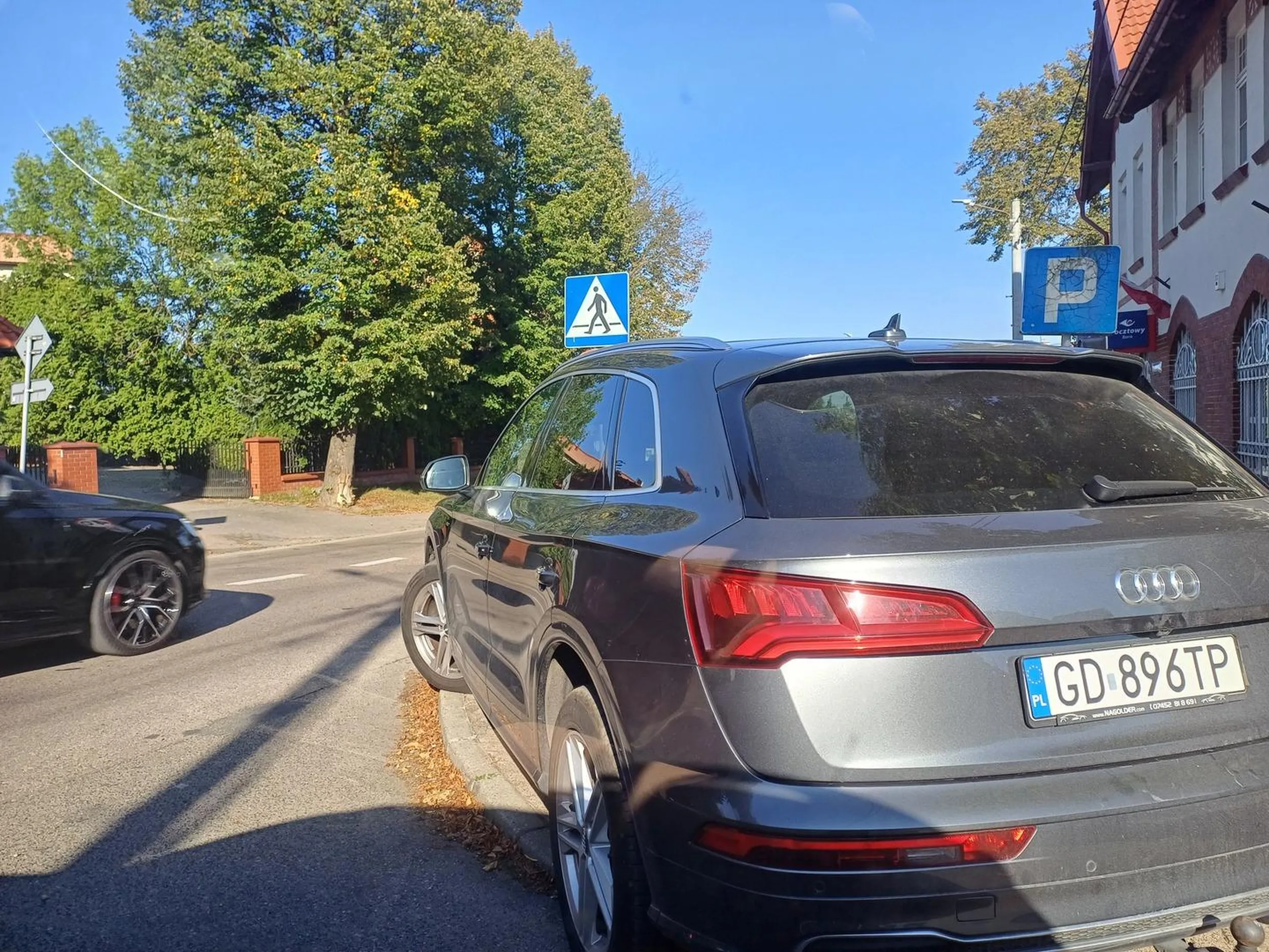 Świetne parkowanie, naprawdę. Gdyby tylko byl obok jakiś parking na którym można by stanąć nie ograniczając widoczności...