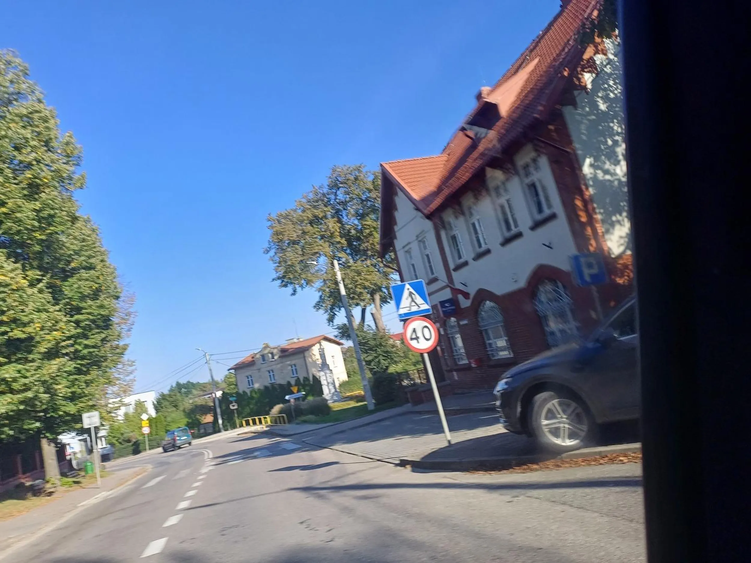 Świetne parkowanie, naprawdę. Gdyby tylko byl obok jakiś parking na którym można by stanąć nie ograniczając widoczności...