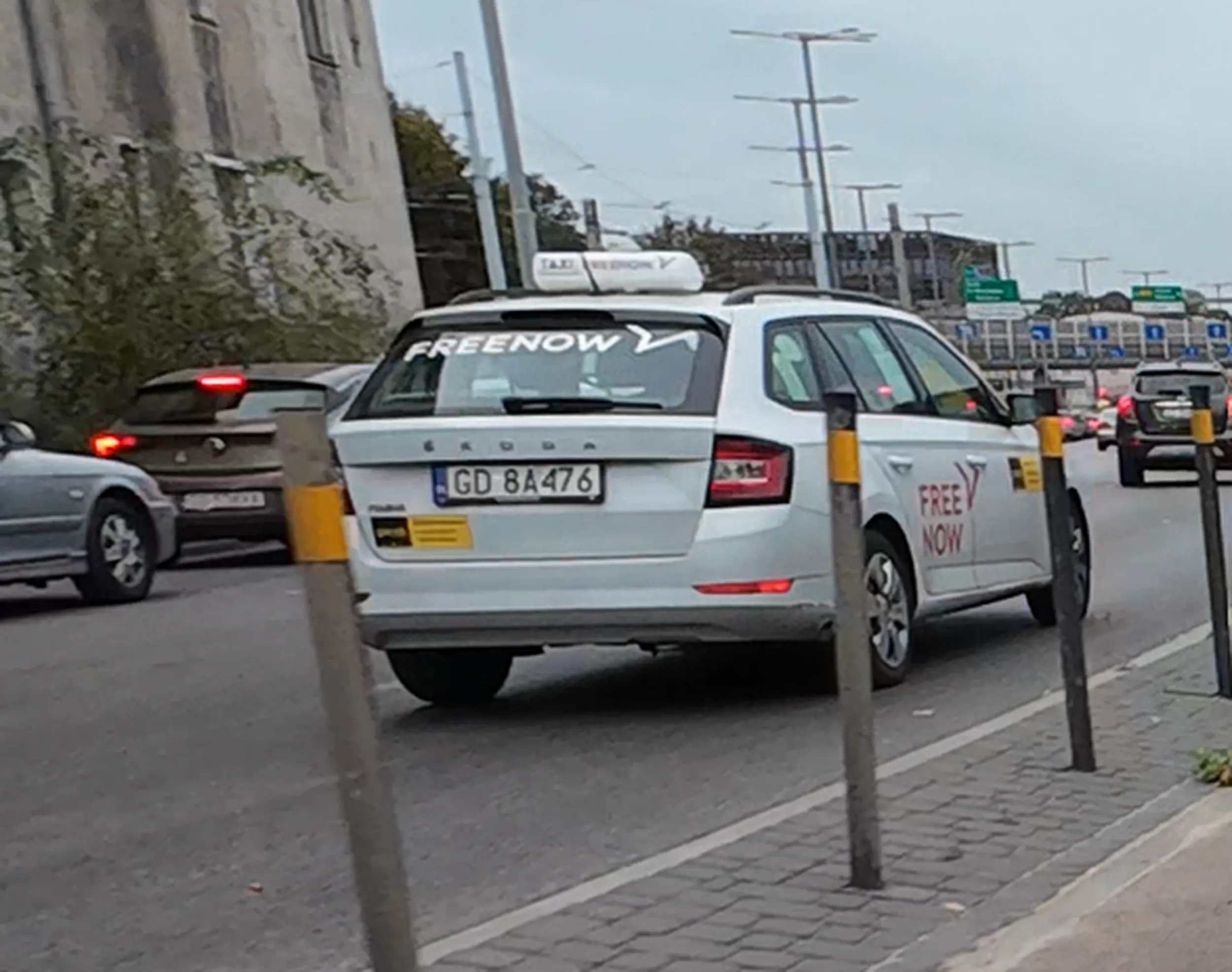 Złotówa wymusza pierszeństwo wyjeżdzając zdrogi podporządkowanej na Drogę Dla Rowerów. Nie dośść, że ma obowiązek ustąpić pierszeństwa gdzie jest ustawiony znak A-7, to jeszcze pokazuje środkowy palec rowerzyście.