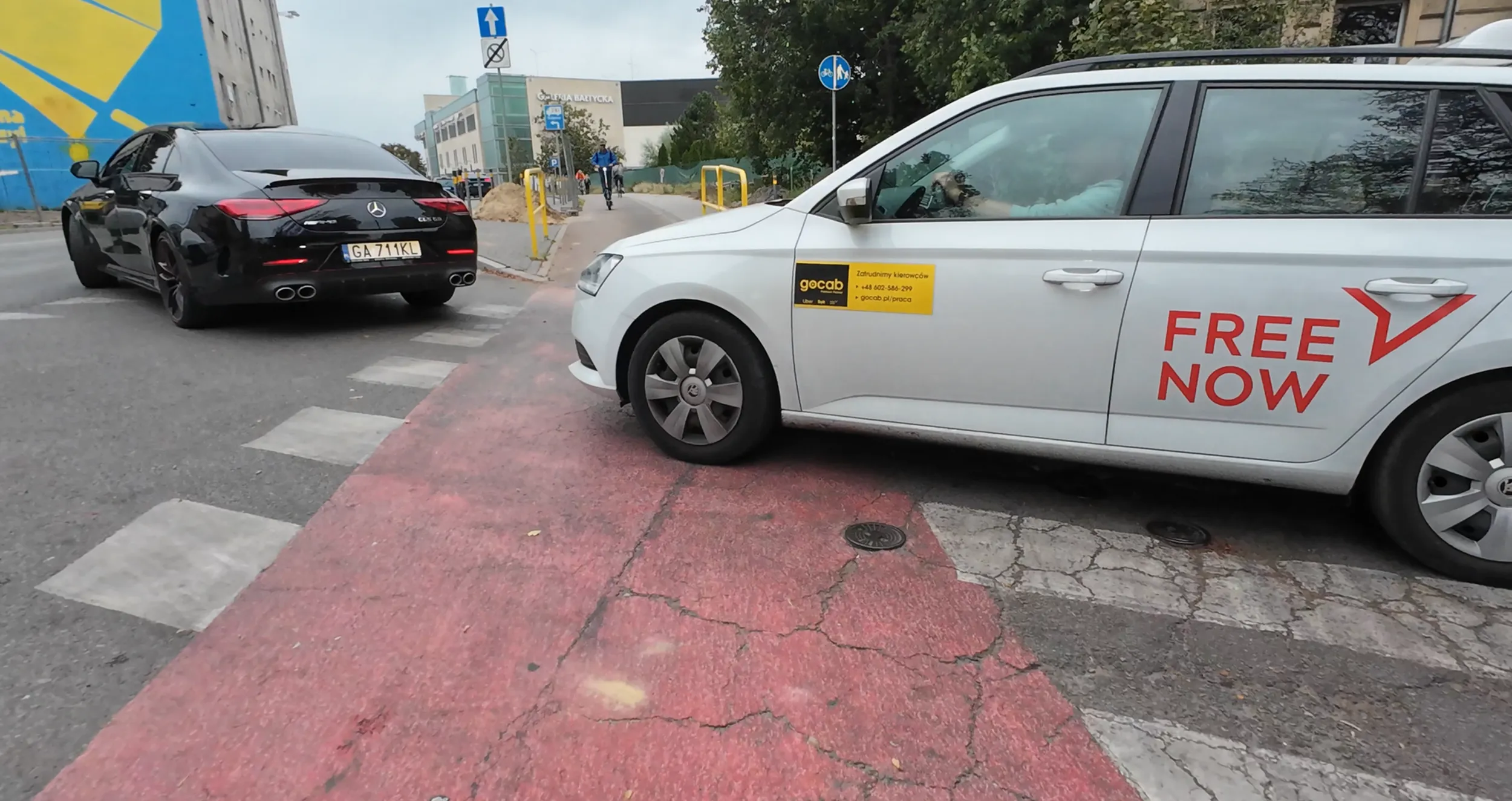 Złotówa wymusza pierszeństwo wyjeżdzając zdrogi podporządkowanej na Drogę Dla Rowerów. Nie dośść, że ma obowiązek ustąpić pierszeństwa gdzie jest ustawiony znak A-7, to jeszcze pokazuje środkowy palec rowerzyście.