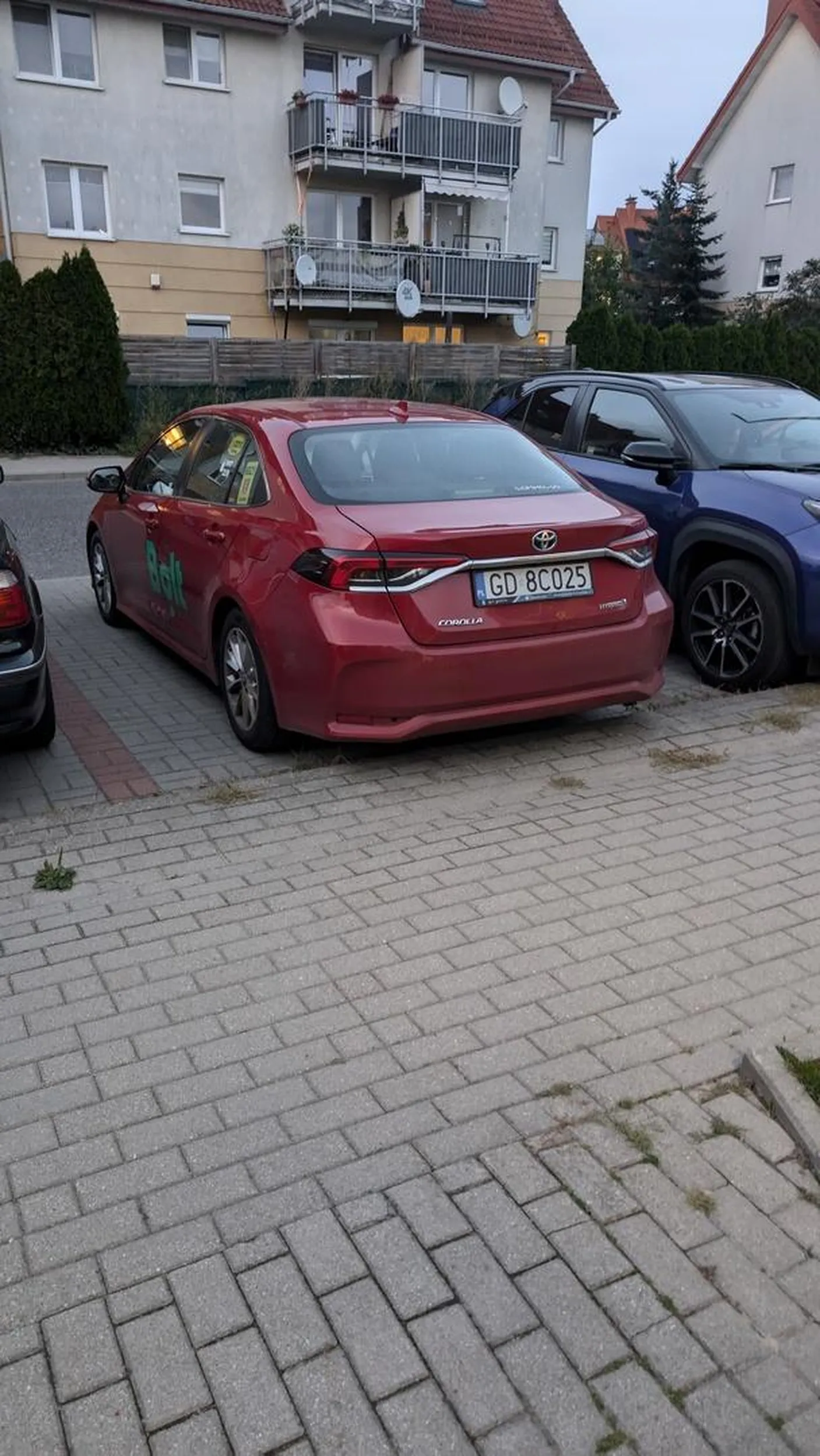 Uważajcie na Panią kierującą ten pojazd. Siedzi w aucie i parkując obok niej wyskakuje z pretensjami że zarysowało jej się lakier otwierając własne drzwi. Gdy pokazuje ledwo widoczny czarny punkt na lakierze, a wytłumaczy się jej i pokaże że miejsce zadrapania nie odpowiada ułożeniu naszych otwartych drzwi, to się konfliktuje i robi zdjęcia. Samochód z logiem firmy BOLT. Uwaga na tego kierowcę w okolicy Gdańsk - Cztery Pory Roku