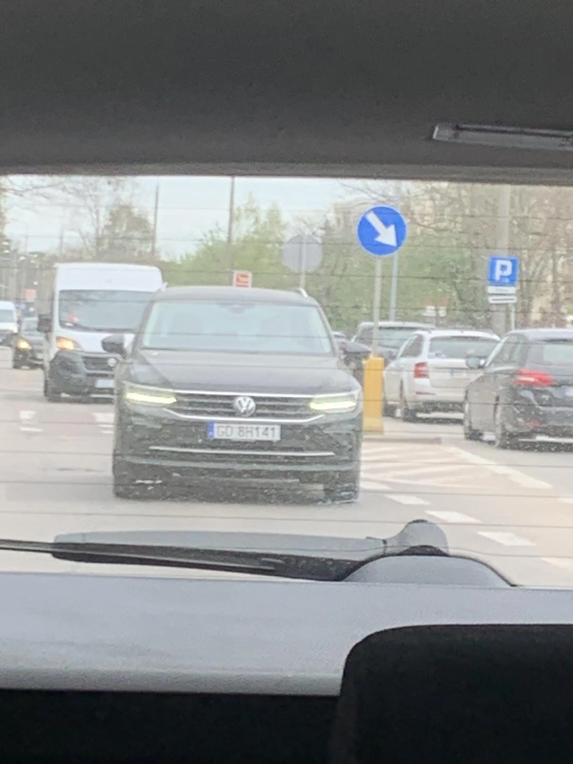 Pan najpierw stał tak że spokojnie mogliśmy wjechać na jego pas, a chwilę potem zaczął trąbić mrugać światłami i kur*ować na cały głos :) i tak przez kolejne 5 minut. A dodam, że nasz pas i tak kończył się kilkanaście metrów dalej. Serdecznie nie pozdrawiam