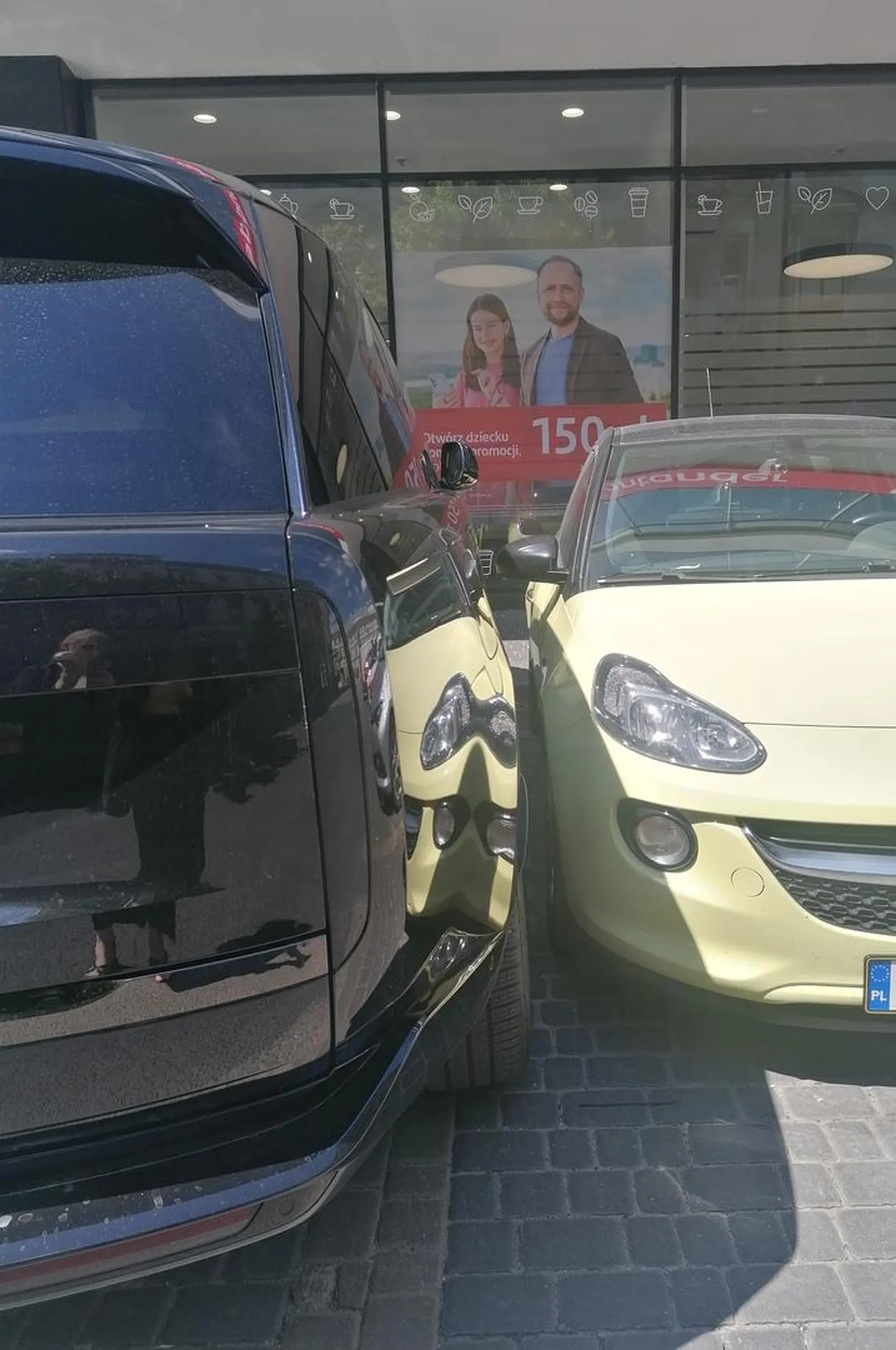 Myślę, że zdjęcia mówią wystarczająco dużo o stylu parkowania Pani kierującej :(