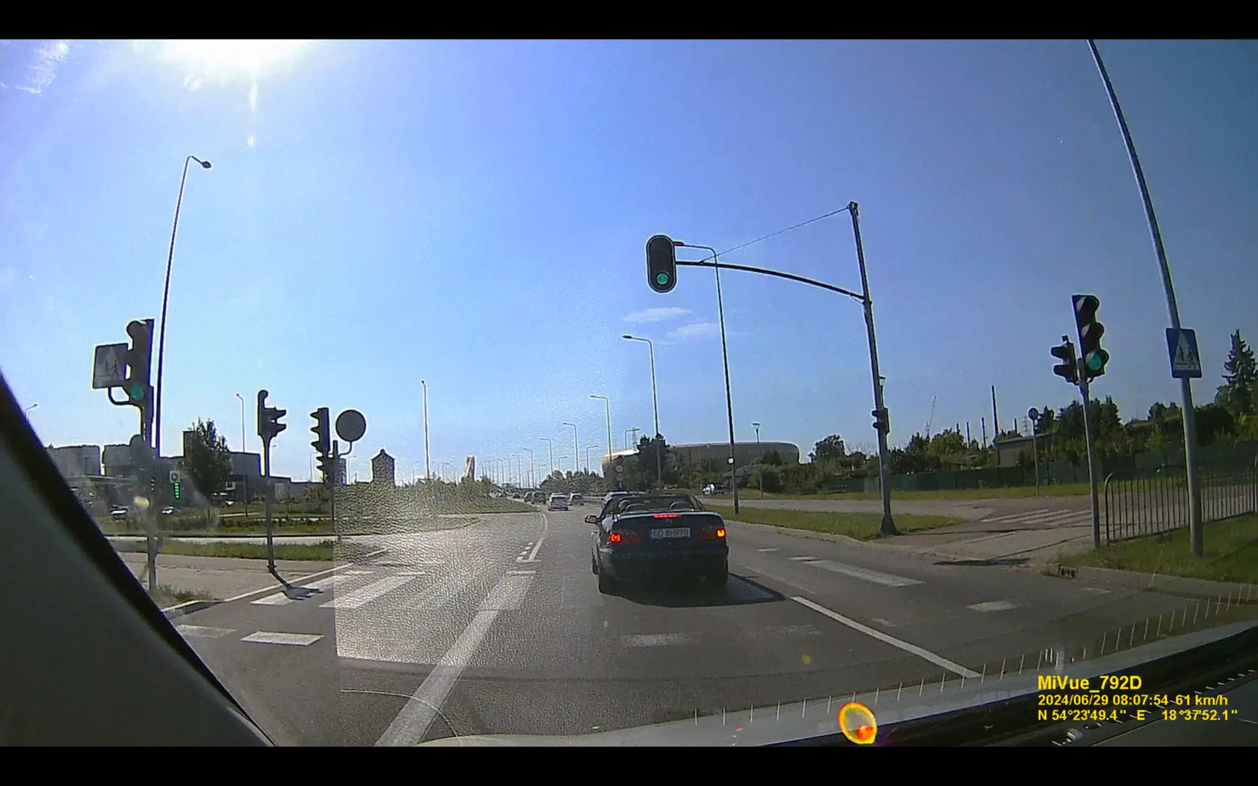 Król lewego pasa, skupiony na rozmowie z jakąś paniusią. Ograniczenie do 70km/h a ten 40-50km/h i jeszcze zwalnia, gwałtownie hamuje i wykonuje dziwne ruchy i gesty. Ludzie muszą robić slalomy, żeby wyprzedzić tego niedzielnego pajaca w mercedesku. Masakra.