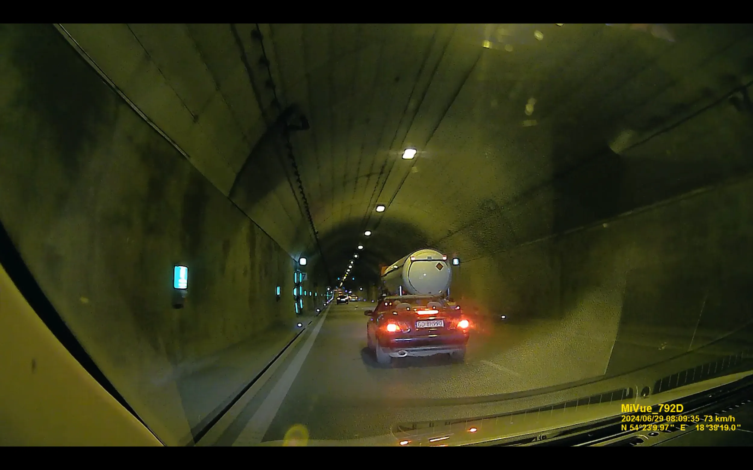 Król lewego pasa, skupiony na rozmowie z jakąś paniusią. Ograniczenie do 70km/h a ten 40-50km/h i jeszcze zwalnia, gwałtownie hamuje i wykonuje dziwne ruchy i gesty. Ludzie muszą robić slalomy, żeby wyprzedzić tego niedzielnego pajaca w mercedesku. Masakra.