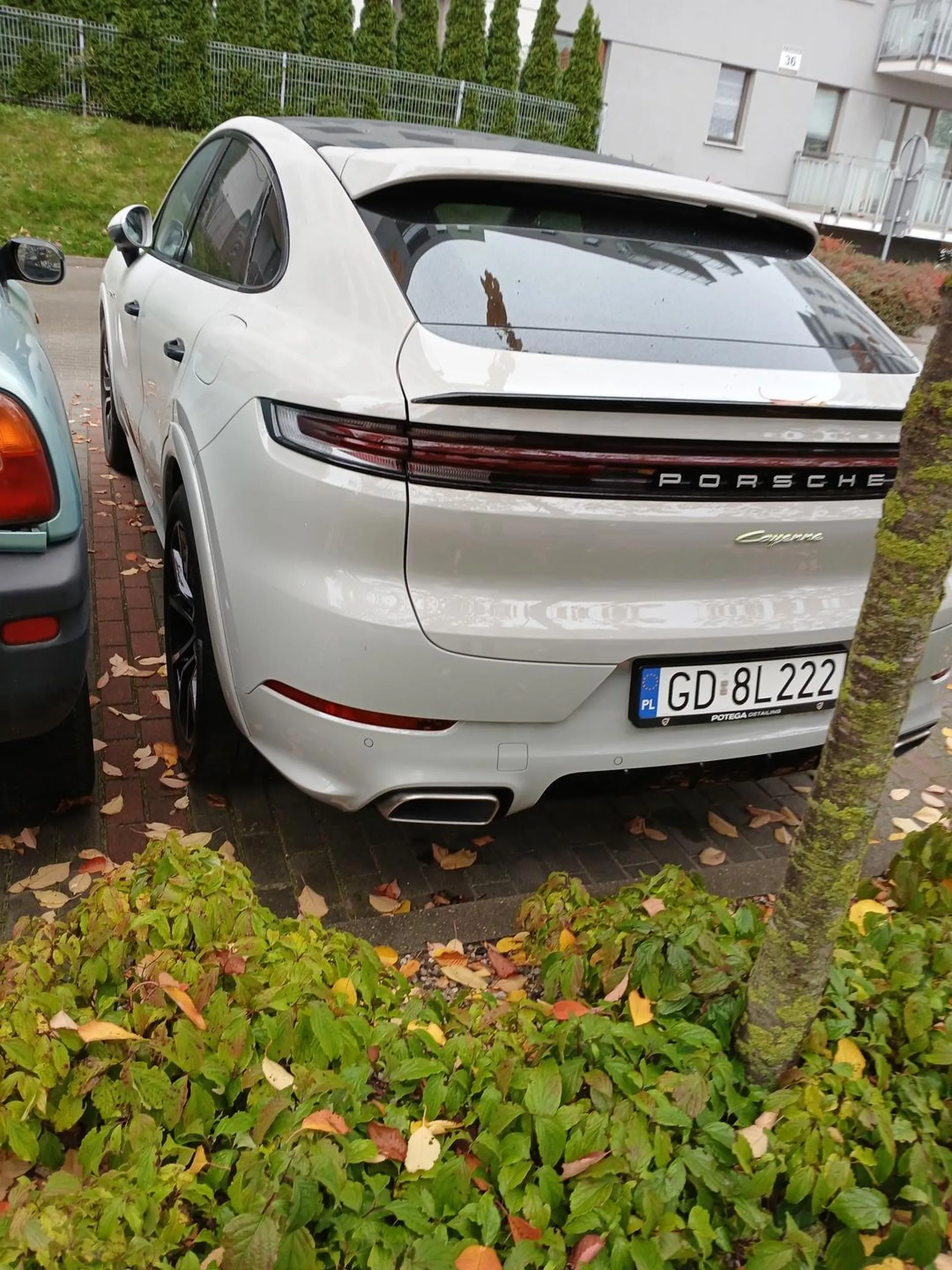 Taki samochód na bogato a właściciel skąpi na parking i kradnie innym właścicielom miejsca parkingowe.