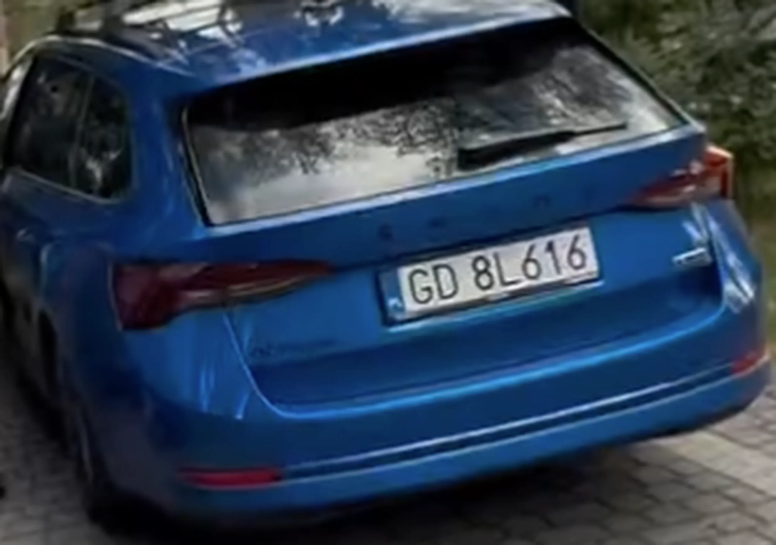 trochę inny komentarz, koleś tego auta rozsiewa hejt na instagramie pod zdjęciami. ale jest na tyle nie rozważny, że na filmiku umieścił własny samochód z tablicami.