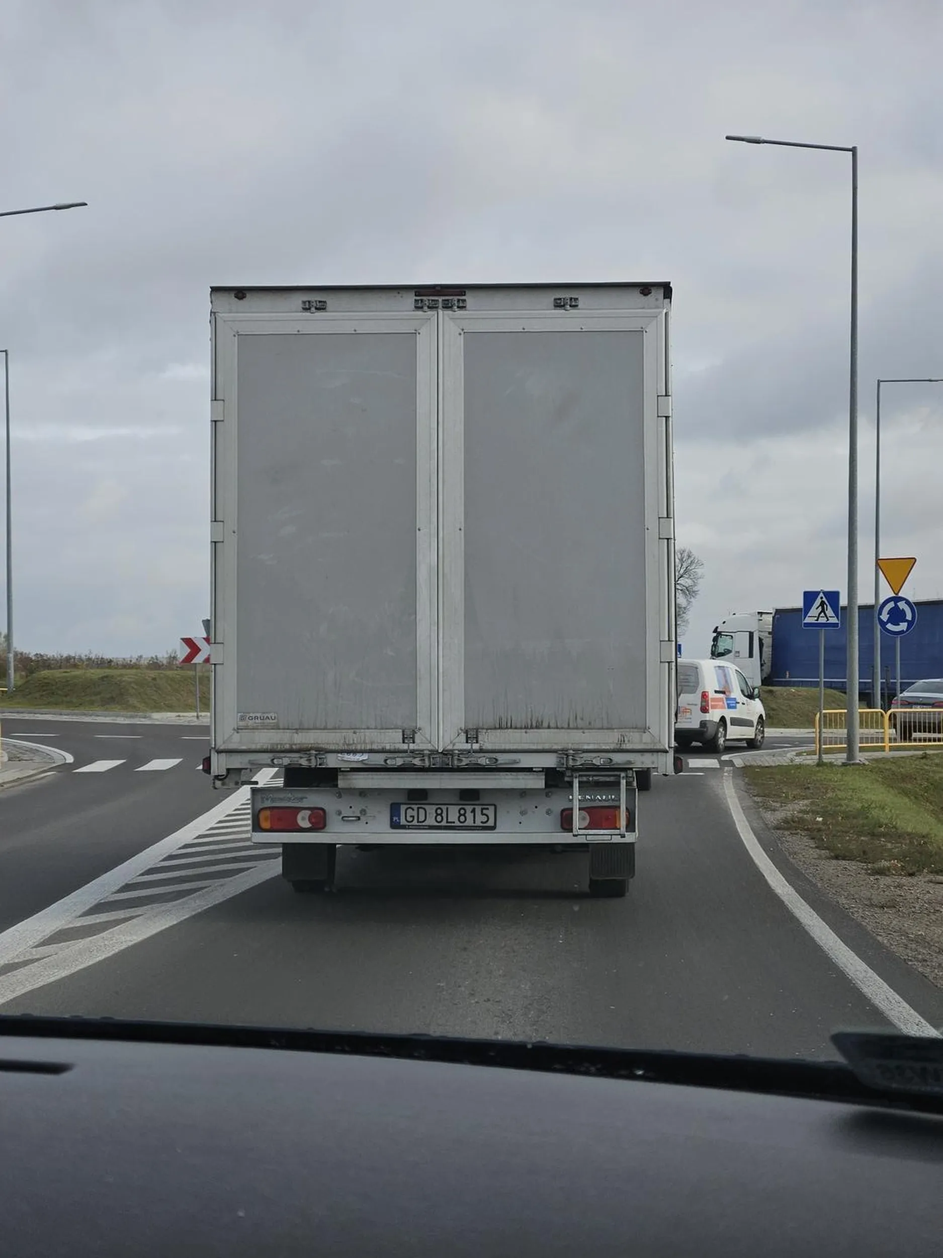 O Boże, ale głąb xD. Wyprzedził prawie na czołówkę tylko, żeby stać na rondzie i światłach szybciej