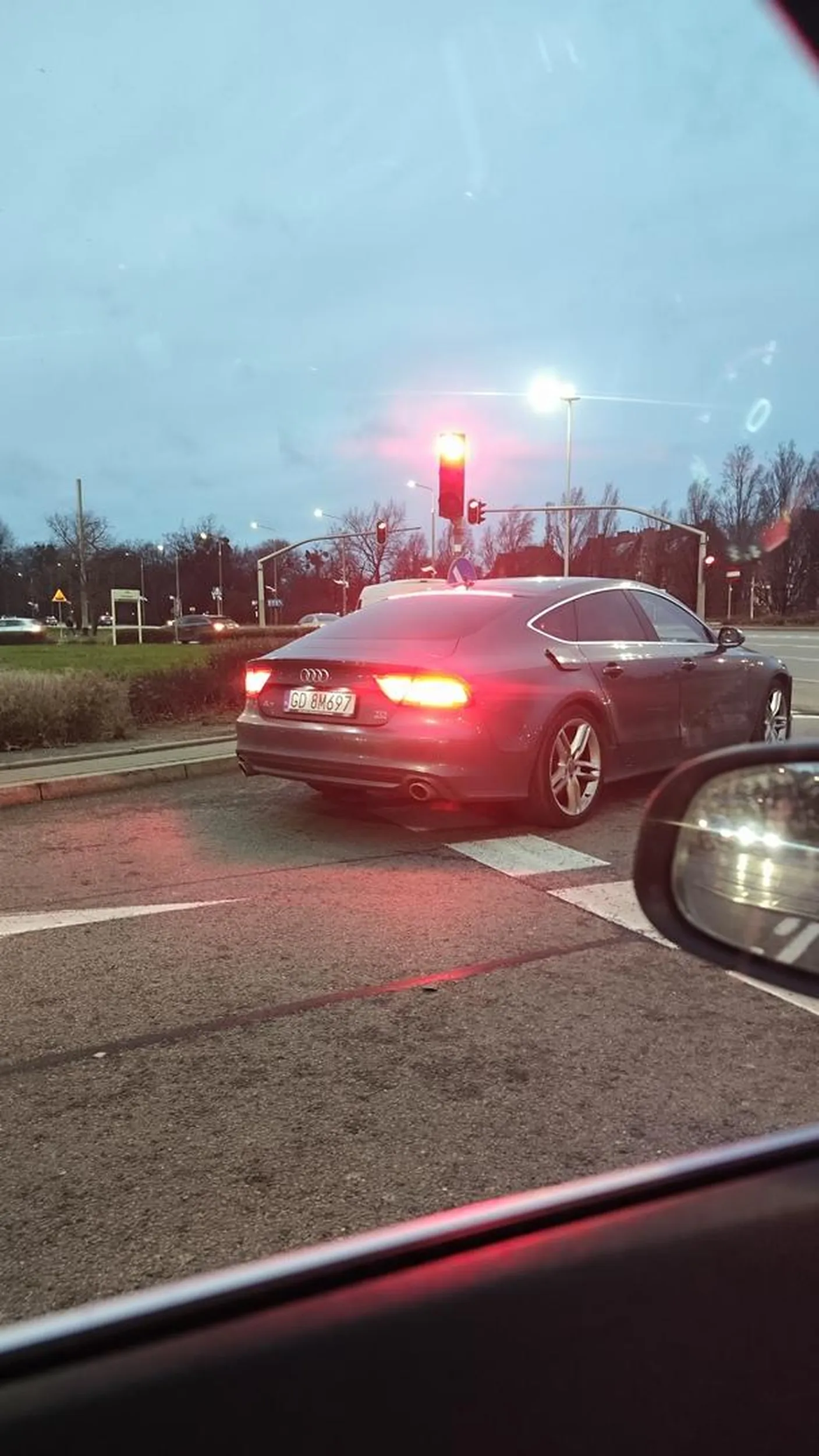 Pan agresywny. Trąbi kiedy stoi się na czerwonym i na czerwonym próbuje przejechać skrzyżowanie w Gdańsku. Ewidentnie ma problemy z agresją.