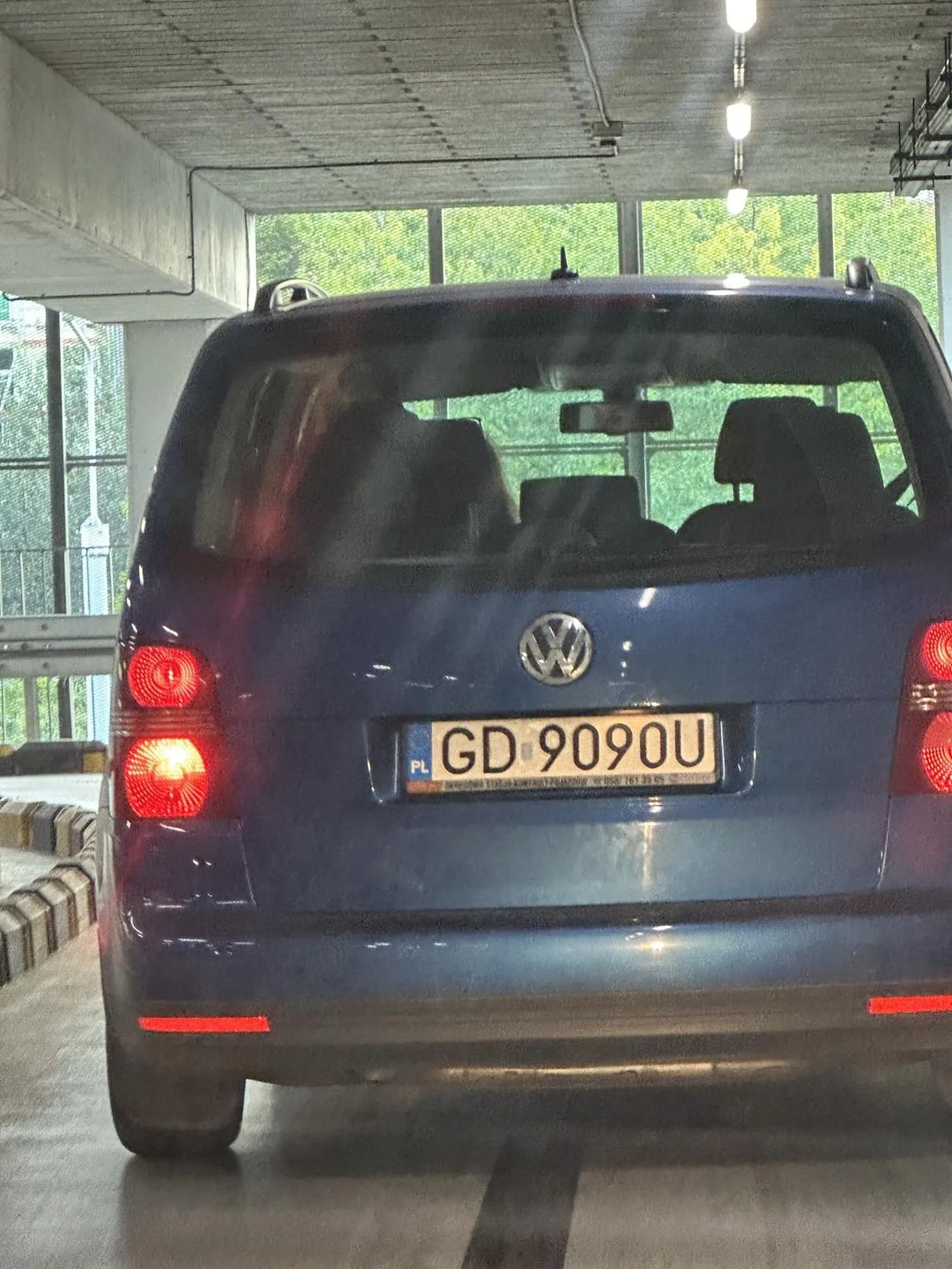 Pani bardzo agresywna w ruchu drogowym na innych uczestników ruchu. Trąbi i wyzywa innych kierowców a z tyłu dzieci biorące przykład z mamusi