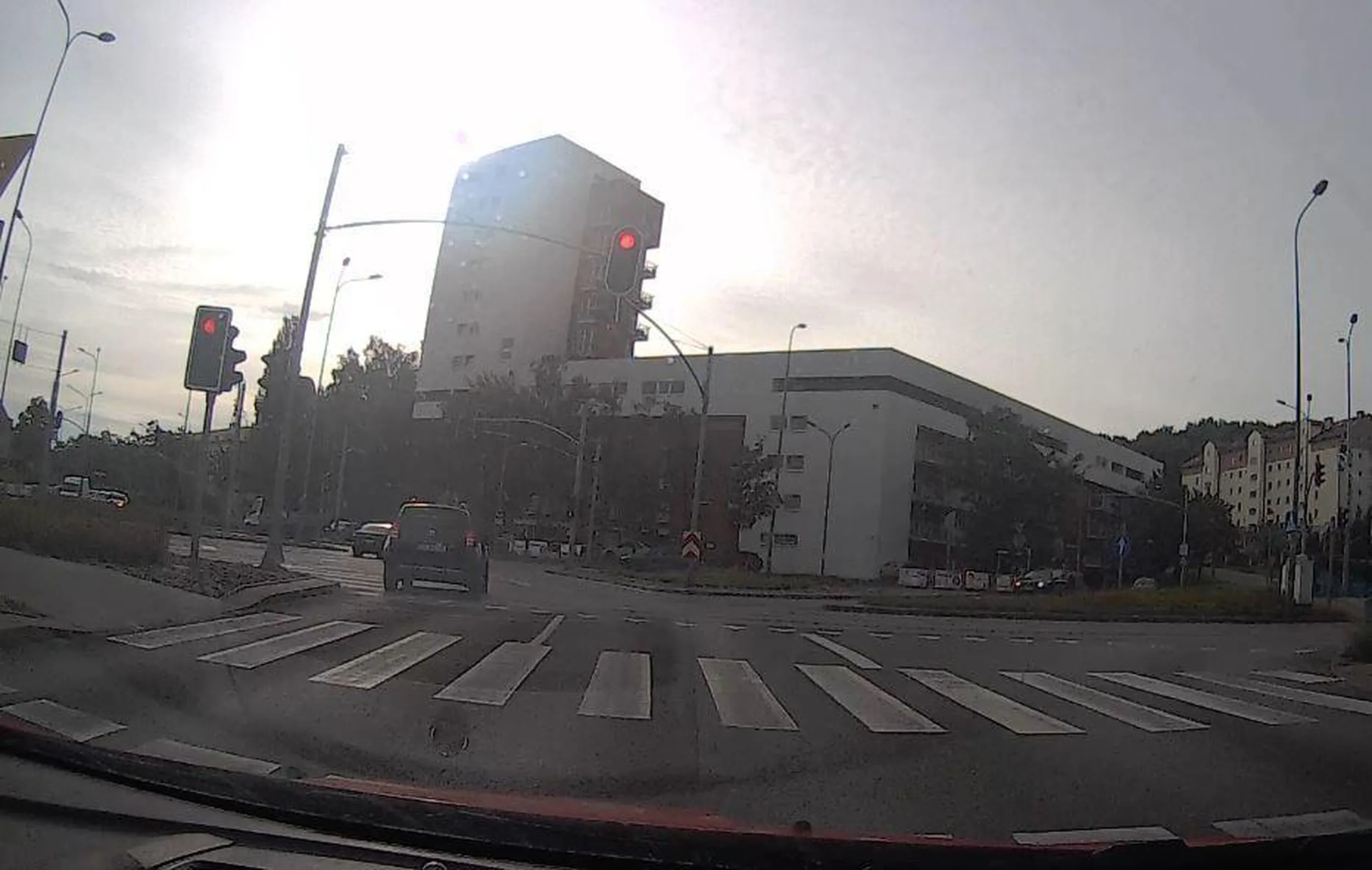 Czekanie na czerwonych światłach się znudziło. Wjazd samochodu Dacia Duster GD919SR na skrzyżowanie na czerwonym świetle (po około minucie czekania). Gdańsk - skrzyżowanie Chrzanowskiego i al. Żołnierzy Wyklętych.