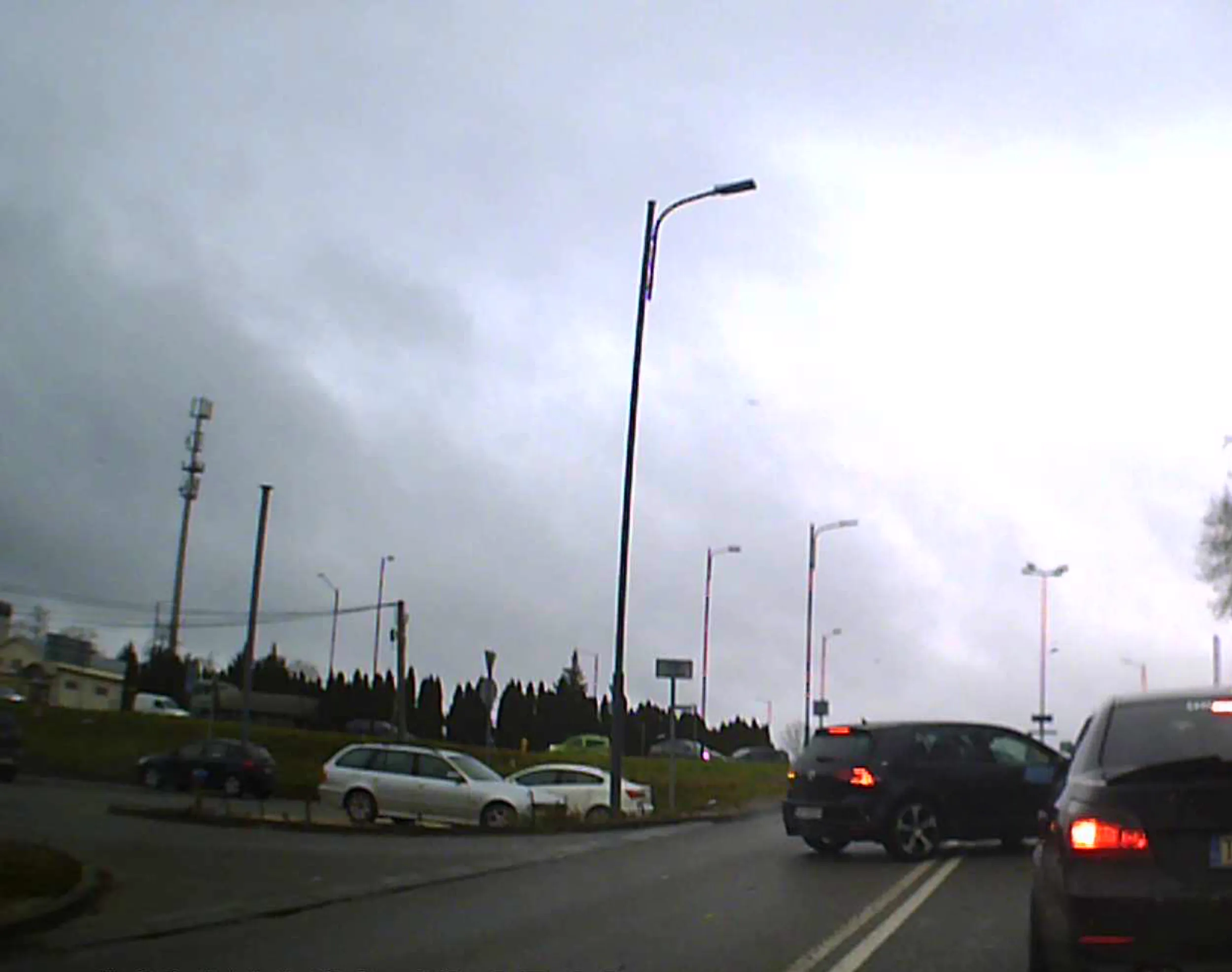 Chyba o tym nie wiesz, że znak P-4 „linia podwójna ciągła” rozdziela pasy ruchu o kierunkach przeciwnych i oznacza zakaz przejeżdżania przez tę linię i najeżdżania na nią. Dodatkowo na rondzie znacznie zamulasz i mam wrażenie, że lubisz grać na nerwach innym kierowcom.