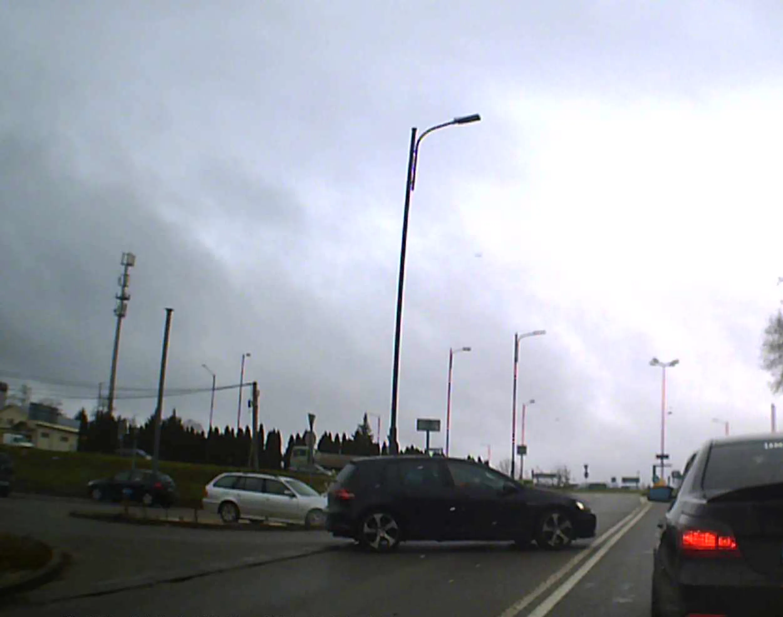 Chyba o tym nie wiesz, że znak P-4 „linia podwójna ciągła” rozdziela pasy ruchu o kierunkach przeciwnych i oznacza zakaz przejeżdżania przez tę linię i najeżdżania na nią. Dodatkowo na rondzie znacznie zamulasz i mam wrażenie, że lubisz grać na nerwach innym kierowcom.