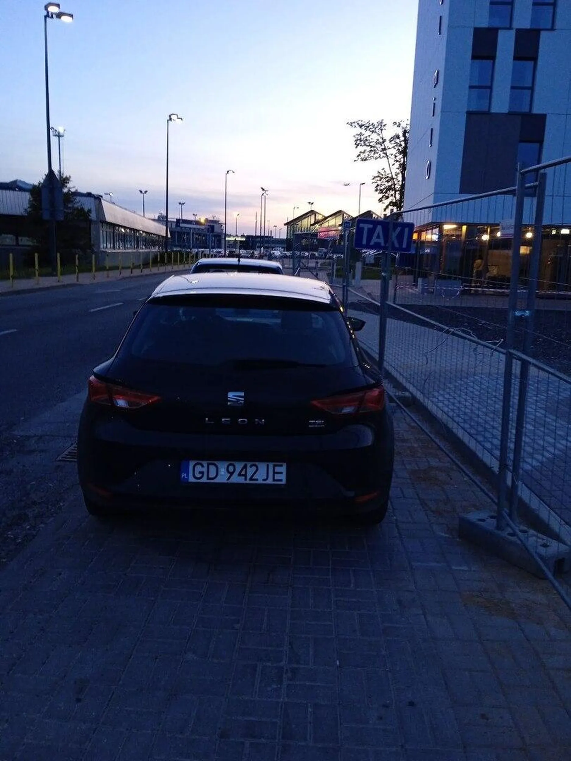 Ta baba zaparkowała swoje barachło na miejscu dla taksówek, i jak jej powiedziałem że to dla taksówek ona mi wydała: mam w dupie te zasady. P.S Ona dostała mandat