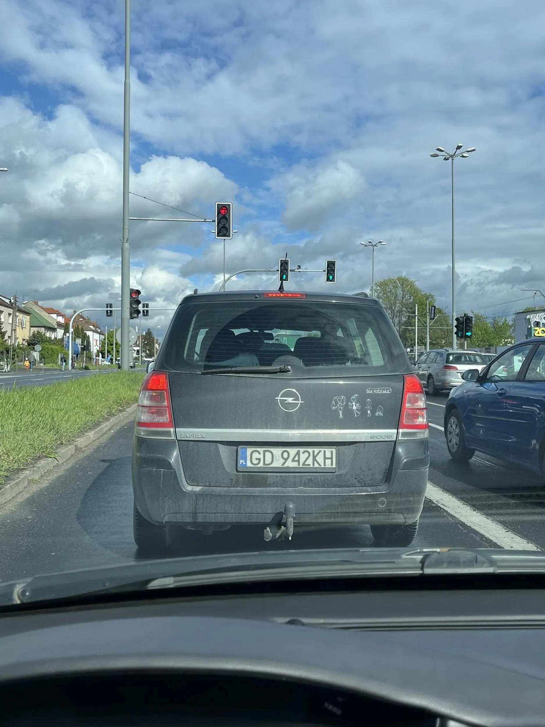 Jakby ja rozumiem że jadąc szybko stwarzasz niebiezpieczne środowisko na ulicy. Ale jadąc 40 na 70tce lewym pasem… ciągnie się gnój 20/30 przez miasto gruzem do tego utrudnia innym wyjazd z miasta. Za takie rzeczy też powinny być mandaty…