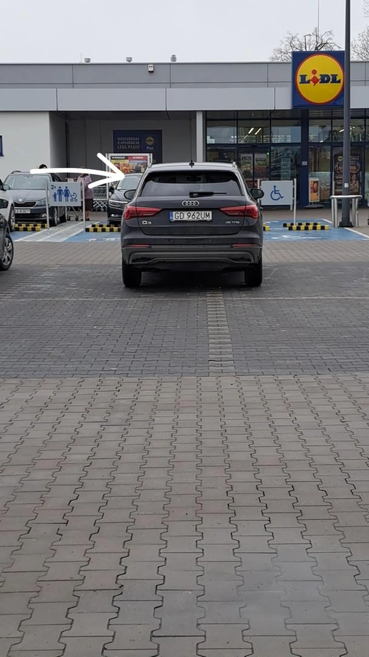 Kobieta ma poważny problem z parkowaniem.  Dwa miejsca wolne (obok nich samochód stał w wyznaczonych liniach) a ona nie umie zmieścić się na żadnym,  więc parkuje na środku. Radzę kupić bilet na komunikację miejską, a nie poruszać się samochodem. Pozdrawiam środkowym palcem.