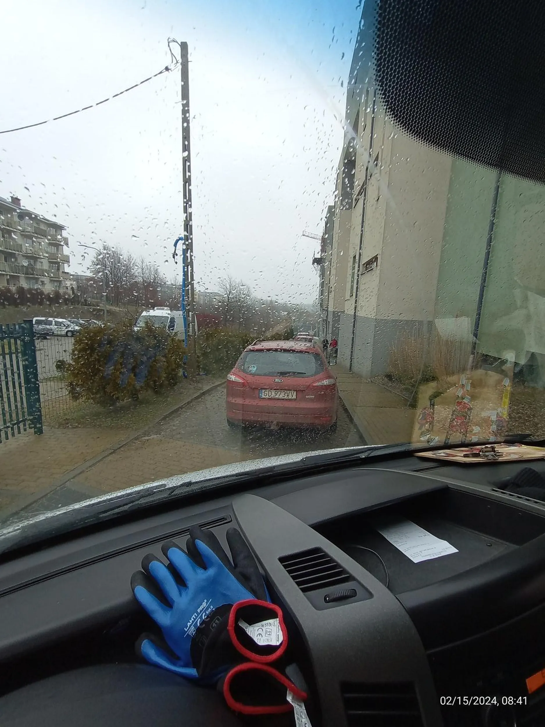 Pani prawo jazdy dostała za dwie kury. Duży parking przed szkołą a pani musi zablokować wjazd dla dostawy (warzywa i napoje dla jej dziecka)