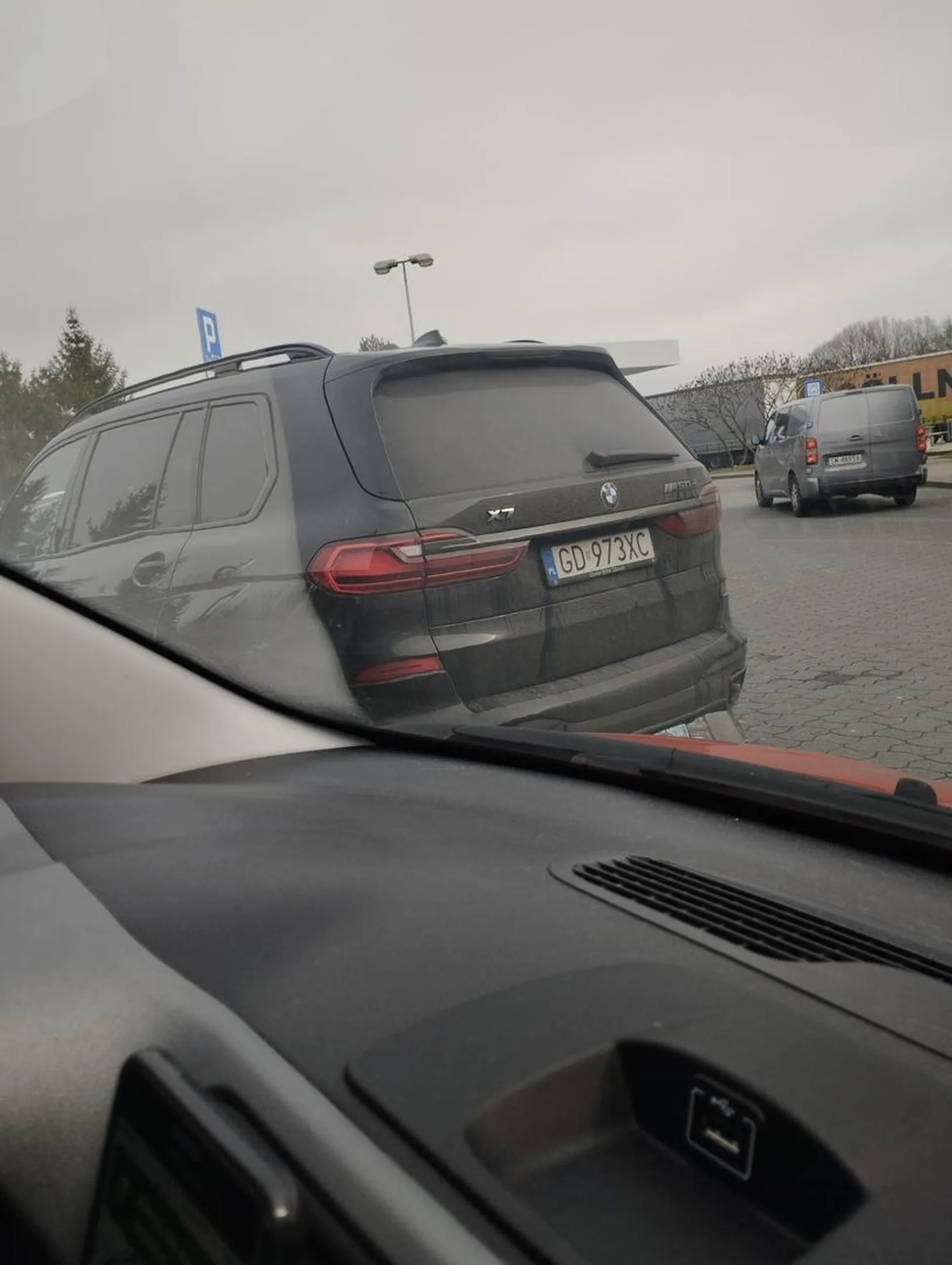 Stoi na kompresorze nie używając go, podjazd do kompresora tylko z jednej strony.