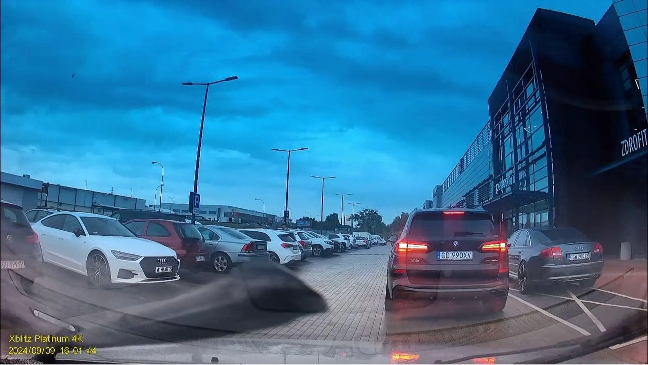 Włączenie świateł awaryjnych nie czyni z dowolnej przestrzeni miejsca parkingowego, a jedynie utrudnia korzystanie ze wspólnej drogi