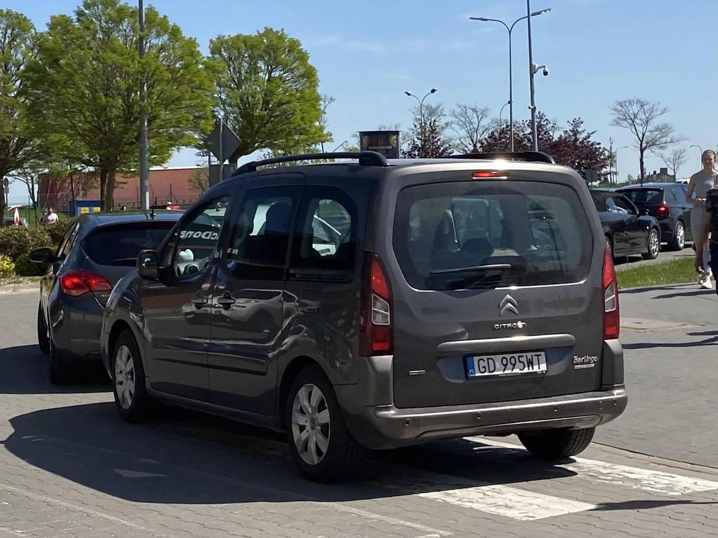 No rozumiem że majówka, korki i każdemu się spieszy ale zebra to nie jest miejsce postojowe