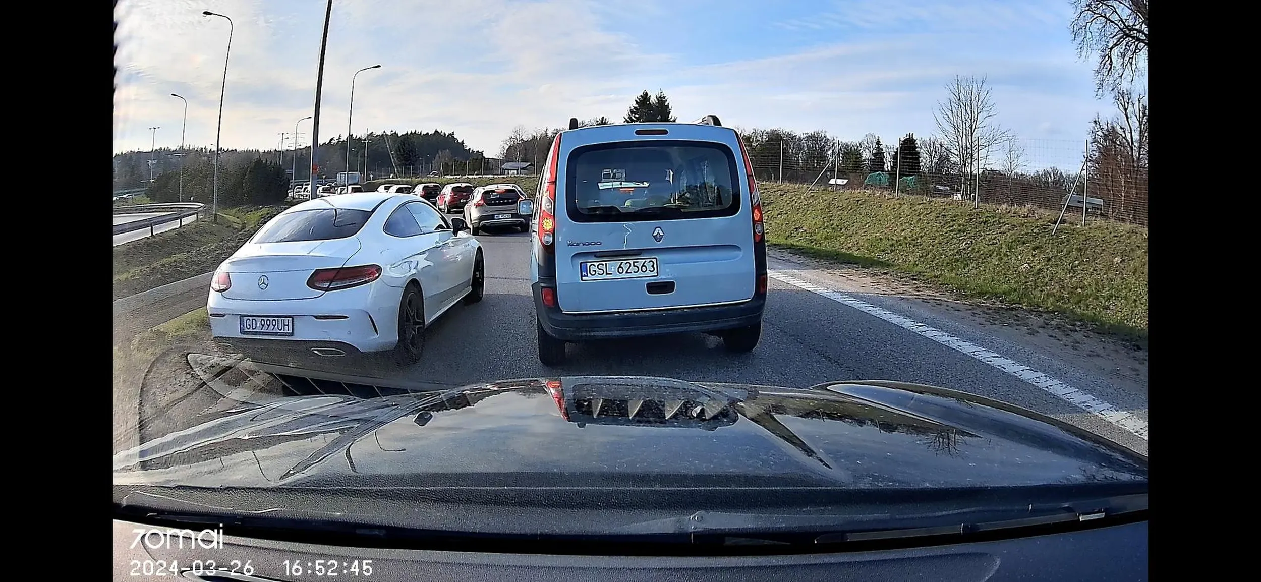 Karynie bardzo się spieszyło, inni stoją, ale ja nie będę.